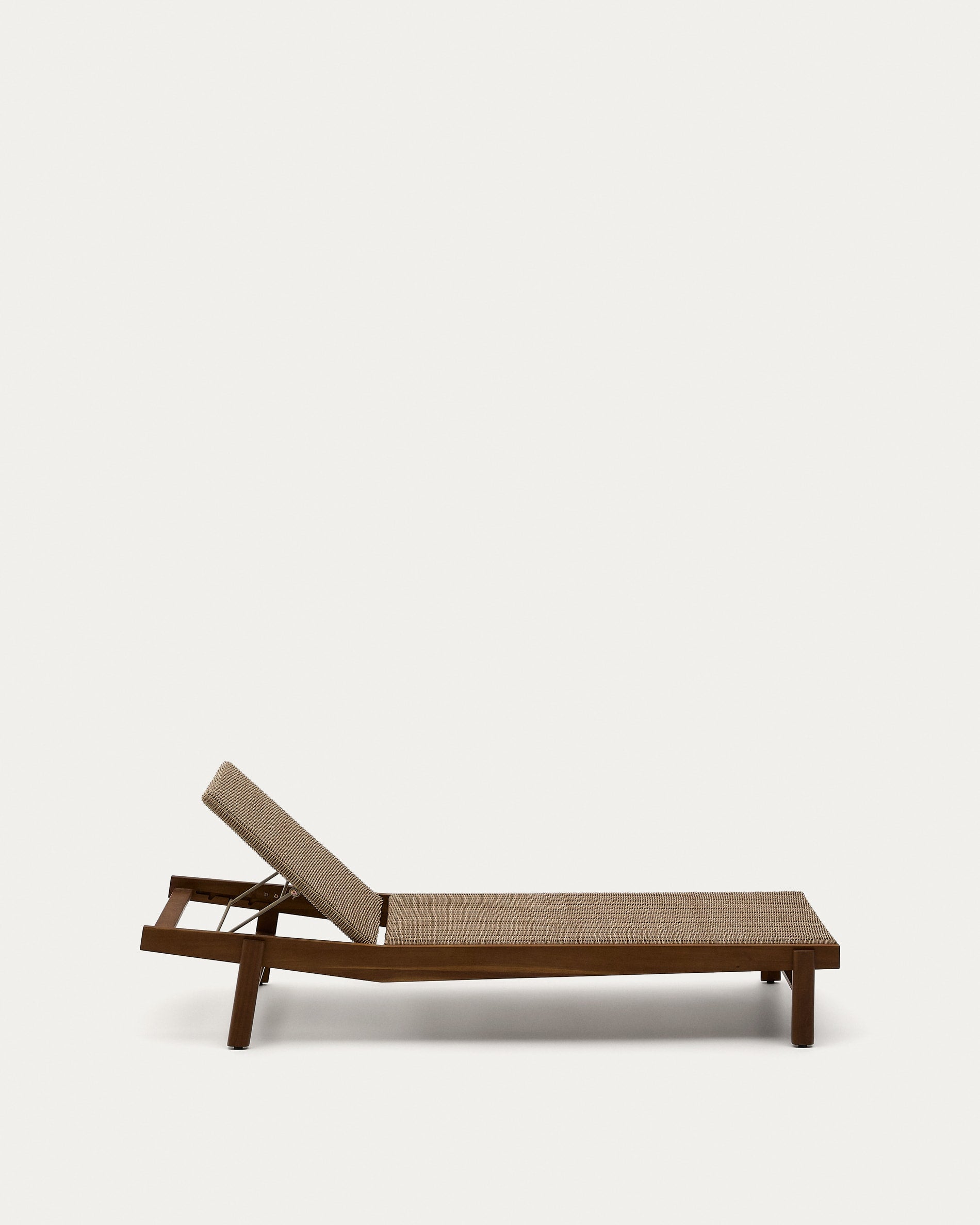 Elegante Sonnenliege Itani aus FSC-Teakholz und robustem Rattan, ideal für umweltbewusste und stilvolle Entspannung im Freien.