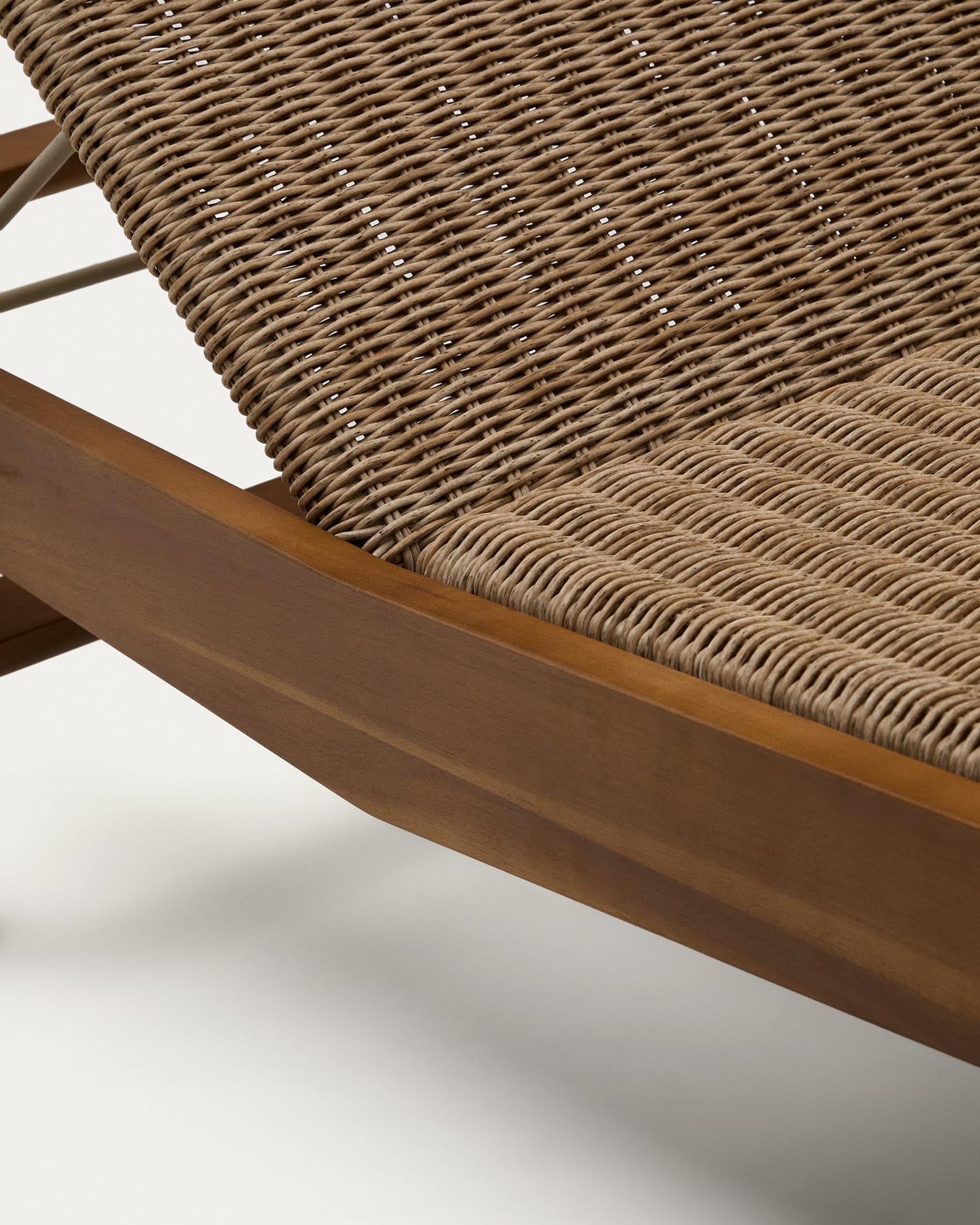 Luxuriöse Sonnenliege Itani aus massivem Teakholz und pflegeleichtem Rattan, perfekt für stilvolles Entspannen im Freien.