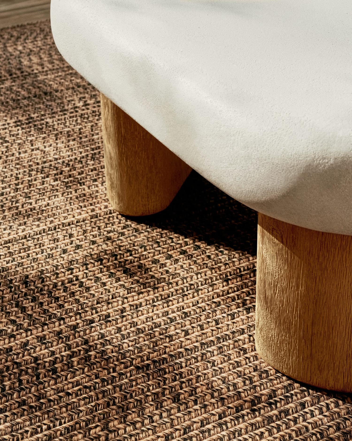 Moderner Couchtisch Labra aus Zement und Akazienholz, 140x70 cm, von Kave Home. Stilvolles Design für Ihr Wohnzimmer.