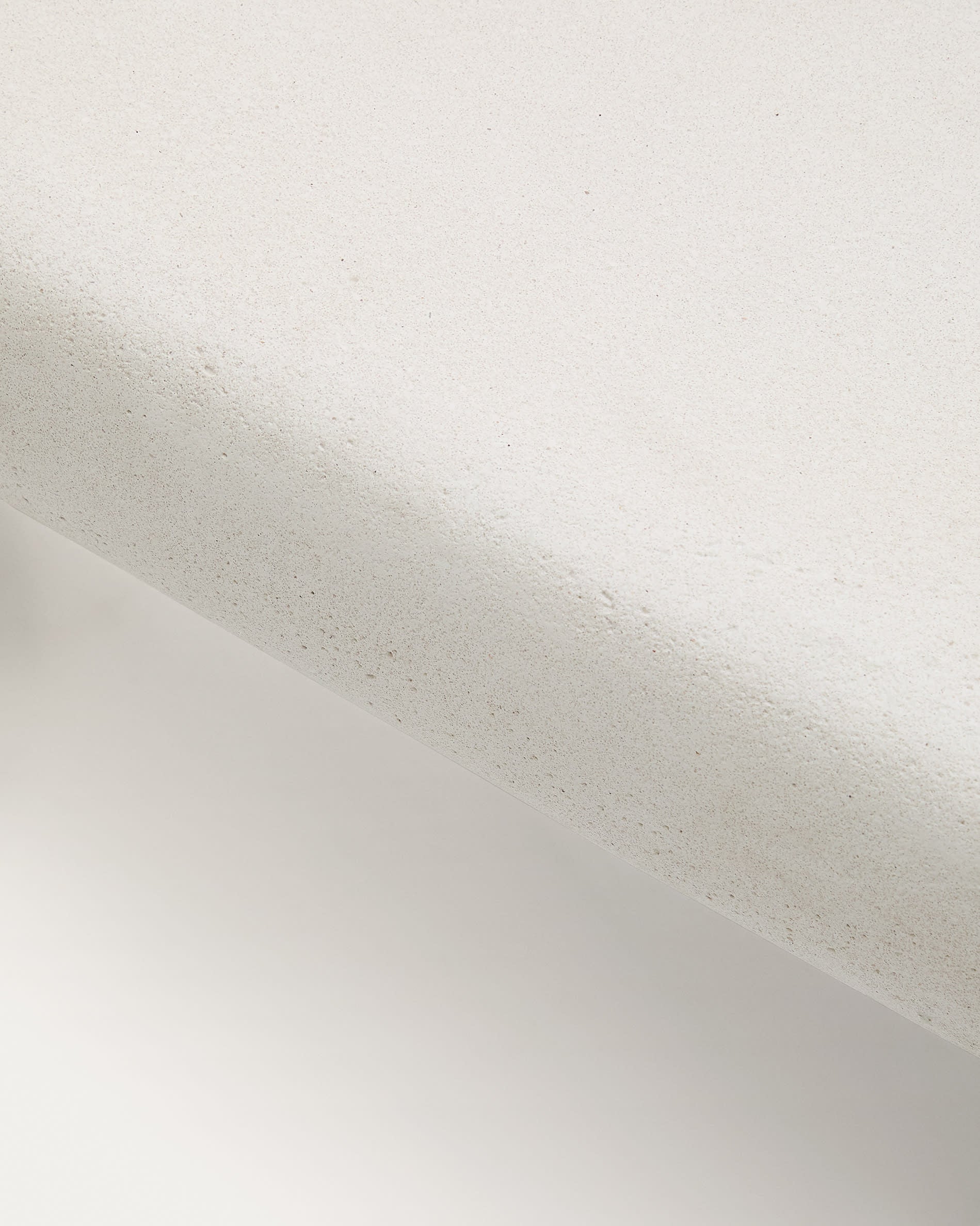 Robuster Couchtisch Labra, 80 x 80 cm, aus Zement und Akazienholz. Ideal für Outdoor-Bereiche und verleiht jedem Raum eine moderne Note.