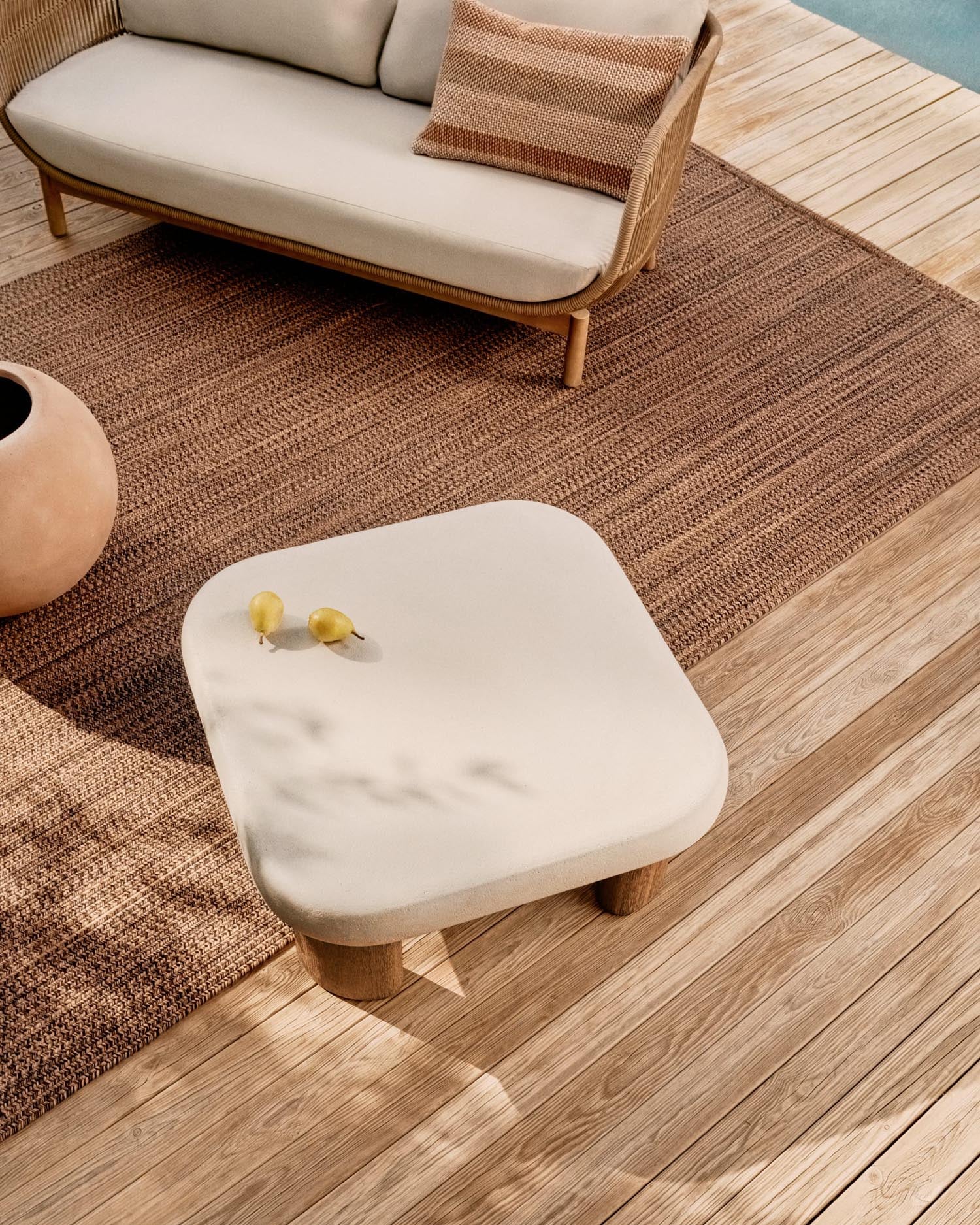 Der Couchtisch Labra vereint robusten Zement mit elegantem Akazienholz, ideal für stilvolle Outdoor-Bereiche.