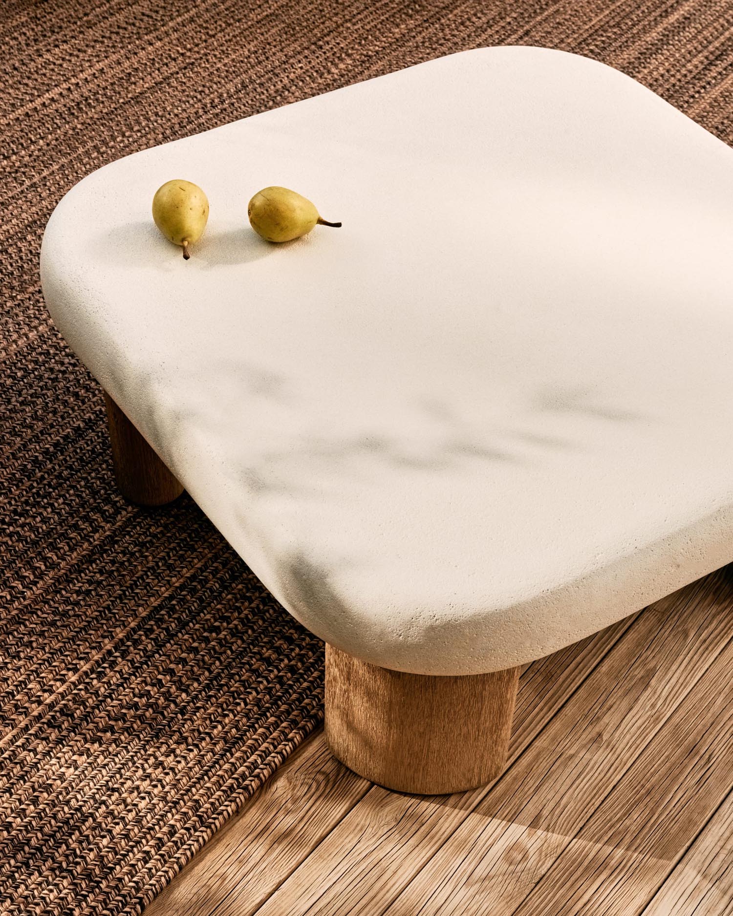 Der Couchtisch Labra kombiniert langlebigen Zement mit edlem Akazienholz und ist perfekt für gemütliche Terrassen und Gärten.