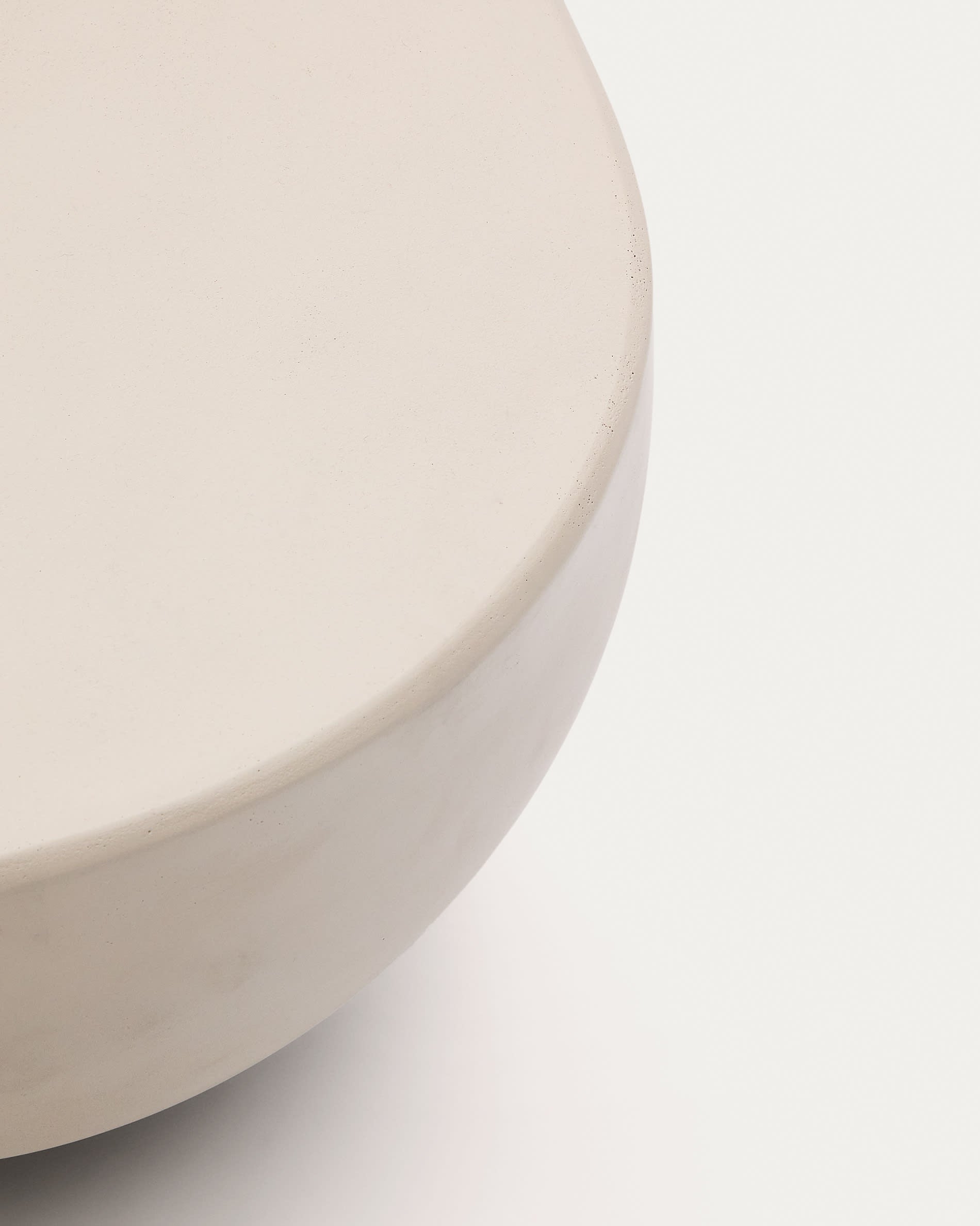 Der Couchtisch Colba aus Polystone vereint Funktionalität und modernes Design. Mit 100 x 100 cm ist er ideal für Ihre Terrasse und pflegeleicht.