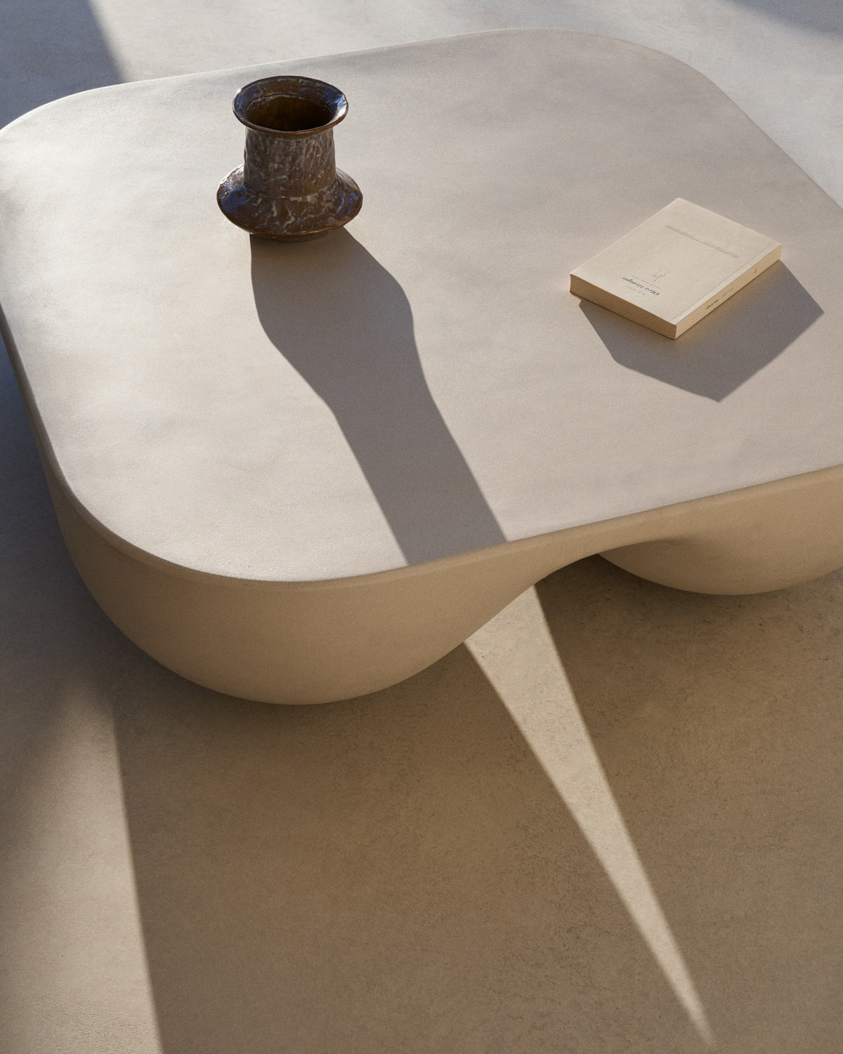 Couchtisch Colba aus polystone 100 x 100 cm in Hellgrau, Beige präsentiert im Onlineshop von KAQTU Design AG. Loungetisch ist von Kave Home