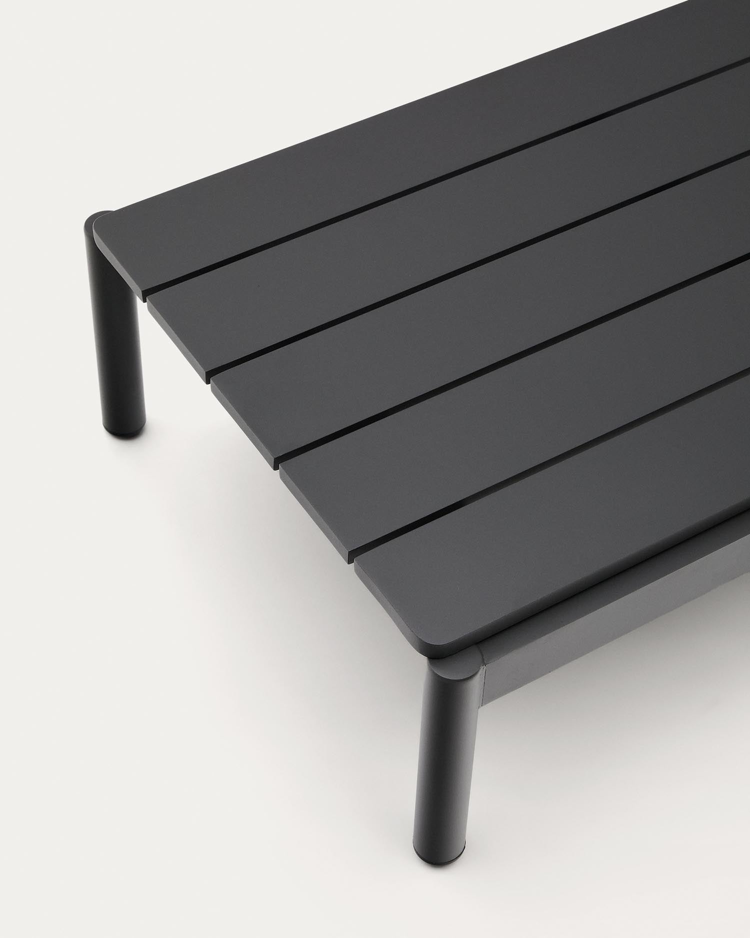 Verleihen Sie Ihrem Außenbereich mit dem eleganten Couchtisch Sorells aus grauem Aluminium (52,4 x 91 cm) von Kave Home Stil und Funktionalität.