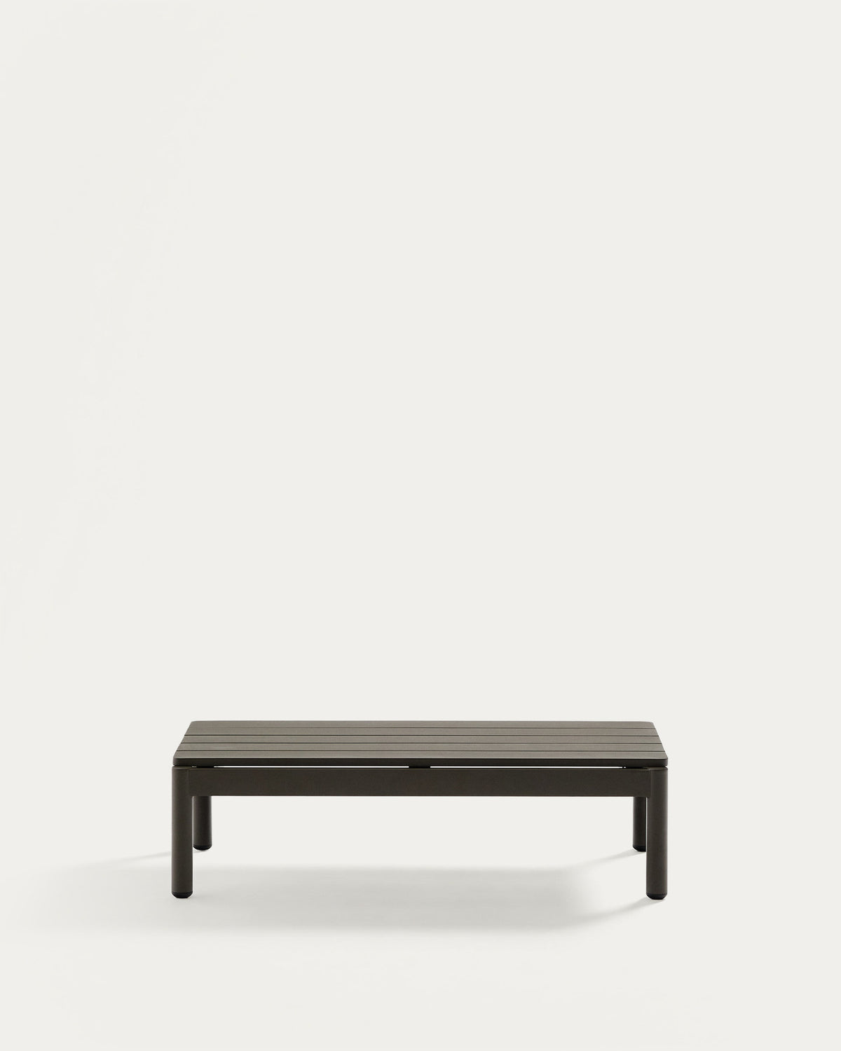 Couchtisch Sorells aus grünem Aluminium 52,4 x 91 cm in Khaki präsentiert im Onlineshop von KAQTU Design AG. Loungetisch ist von Kave Home