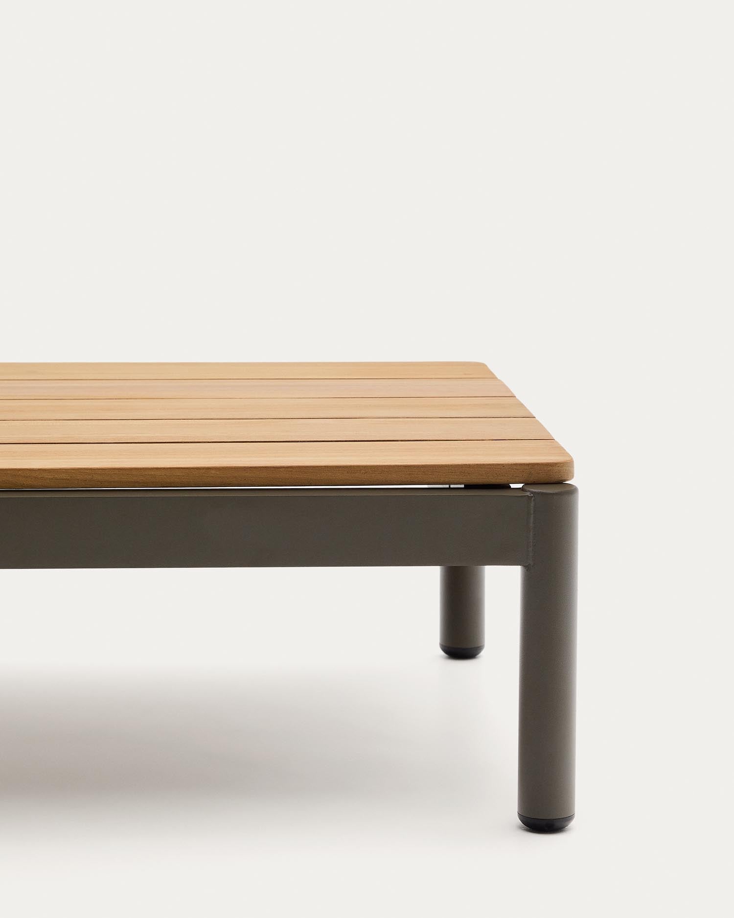 Der Couchtisch Sorells aus grünem Aluminium und Teakholz vereint Eleganz und Langlebigkeit. Ideal für stilvolle Outdoor-Momente.