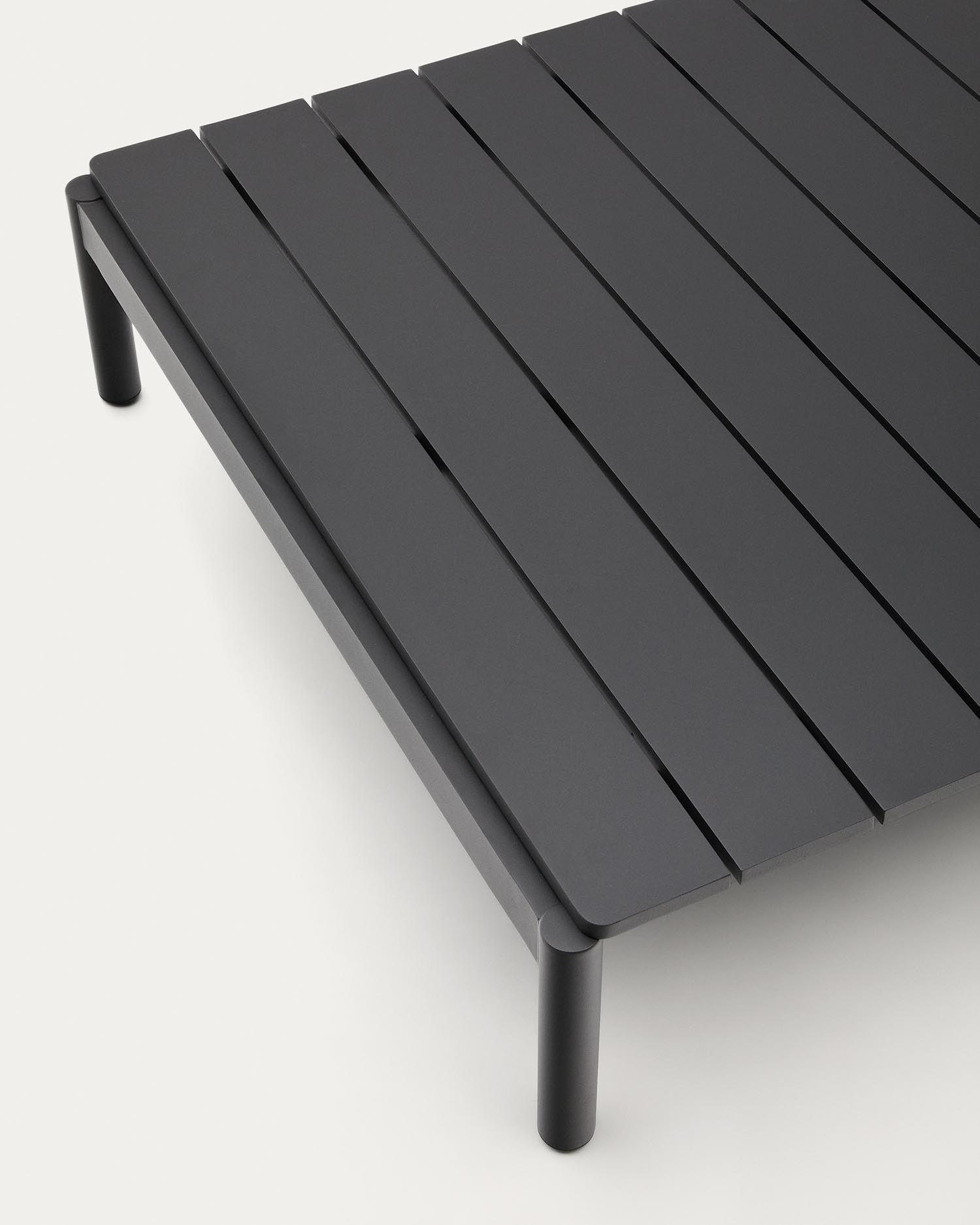 Verleihen Sie Ihrem Garten Stil mit dem eleganten Couchtisch Sorells aus grauem Aluminium (89 x 91 cm) von Kave Home – langlebig und pflegeleicht.