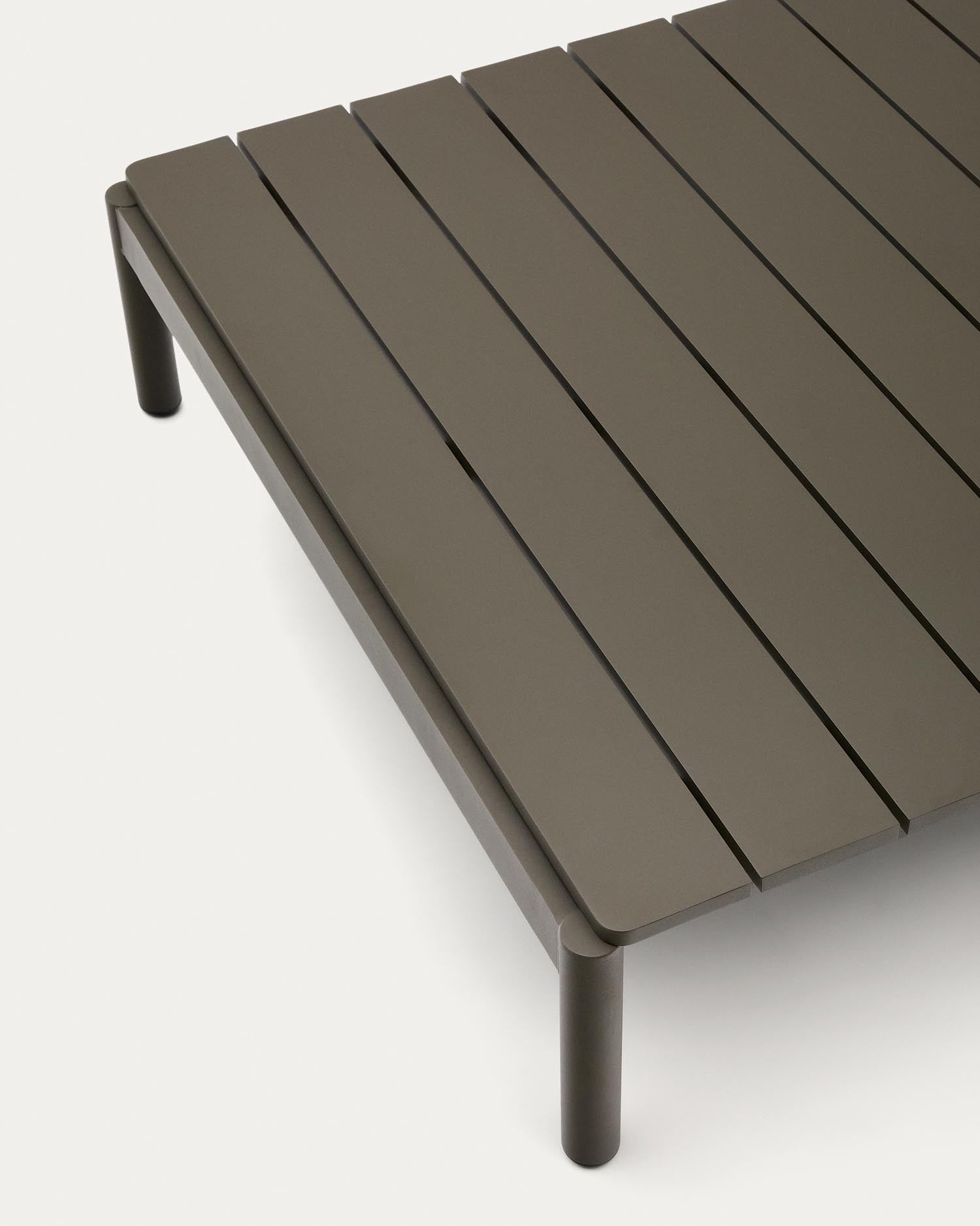 Verleihen Sie Ihrem Außenbereich mit dem stilvollen Couchtisch Sorells aus grünem Aluminium (89 x 91 cm) von Kave Home einen modernen Akzent – langlebig und funktional.