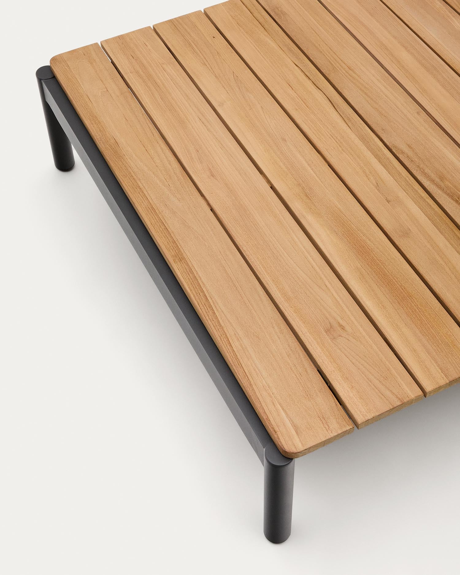 Verleihen Sie Ihrem Außenbereich Stil mit dem Couchtisch Sorells aus robustem grauem Aluminium und edlem Teakholz. Ideal für entspannte Stunden!