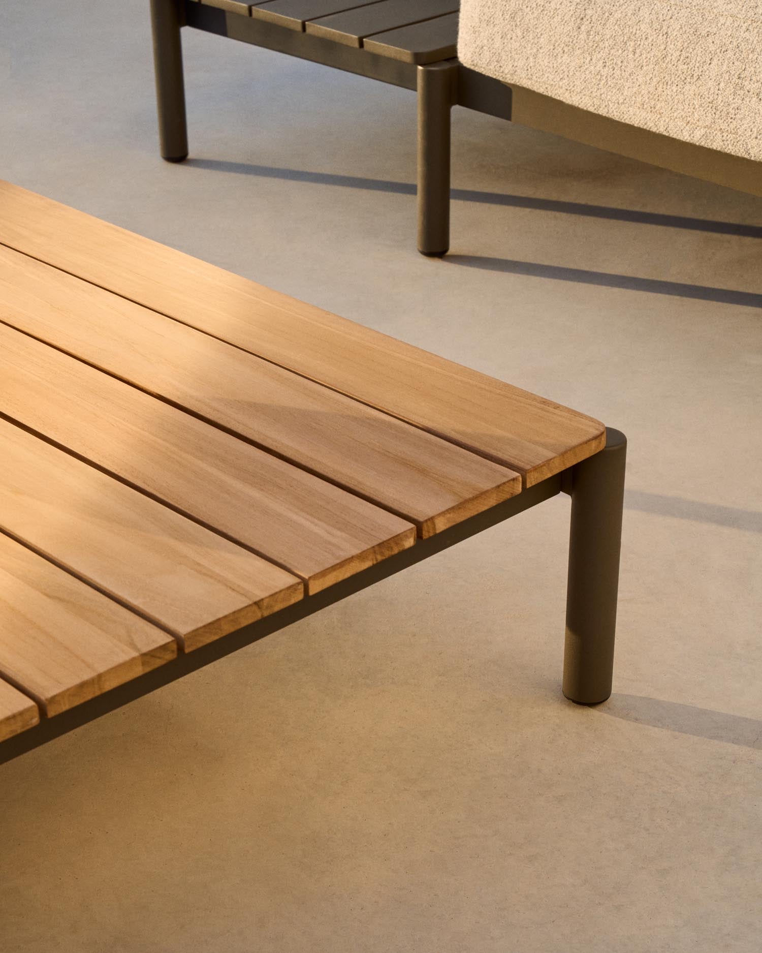 Entdecken Sie den Couchtisch Sorells: stilvolles Design aus grünem Aluminium und langlebigem Teakholz – ideal für Ihren Außenbereich!