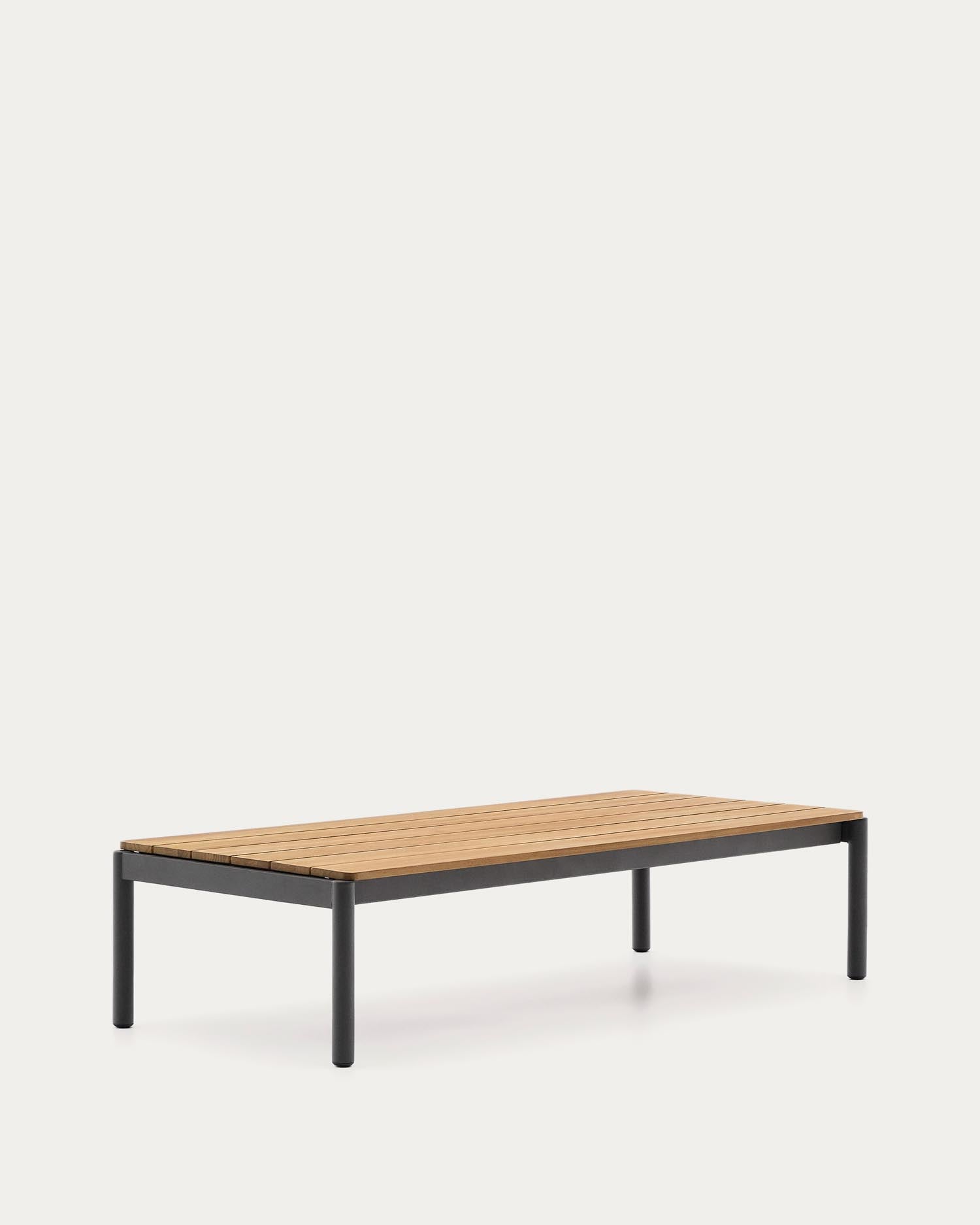 Genießen Sie den eleganten Couchtisch Sorells aus robustem grauem Aluminium und hochwertigem Teakholz. Perfekt für stilvolle Outdoor-Bereiche.