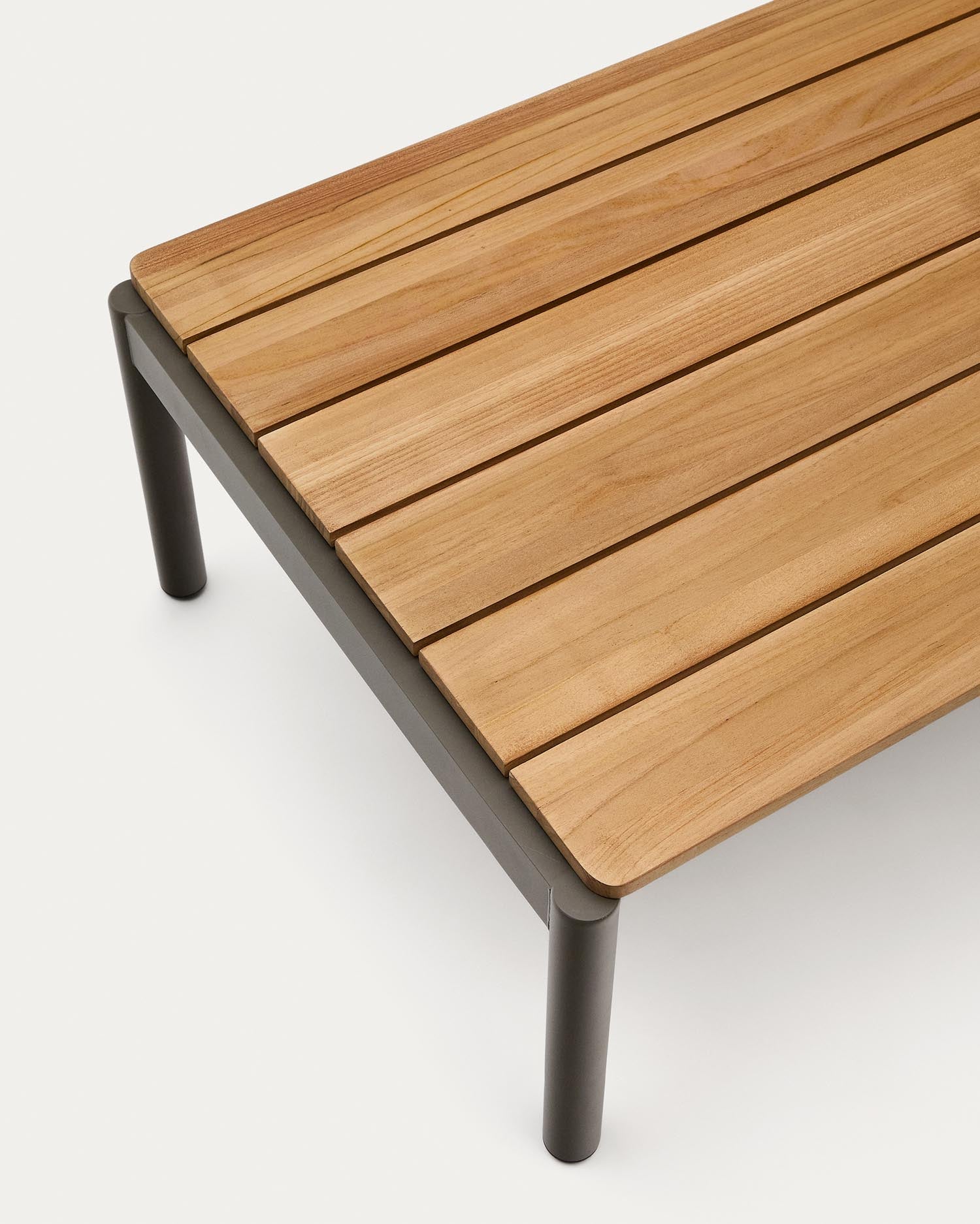 Verleihen Sie Ihrem Außenbereich mit dem stilvollen Couchtisch Sorells aus grünem Aluminium und FSC-zertifiziertem Teakholz eine moderne Note!