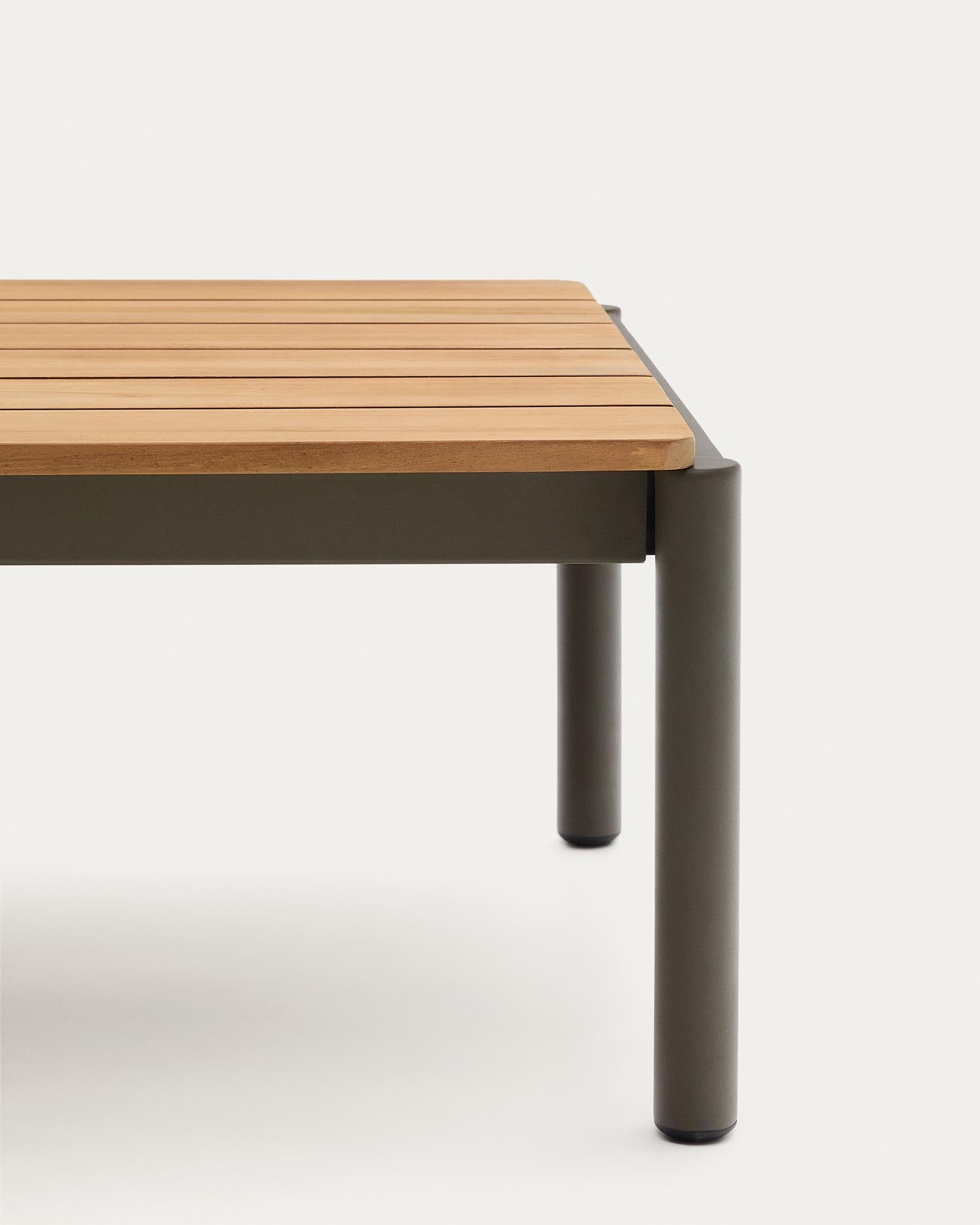 Gestalten Sie Ihre Terrasse mit dem eleganten Couchtisch Sorells aus grünem Aluminium und hochwertigem Teakholz – ideal für jeden Außenbereich!