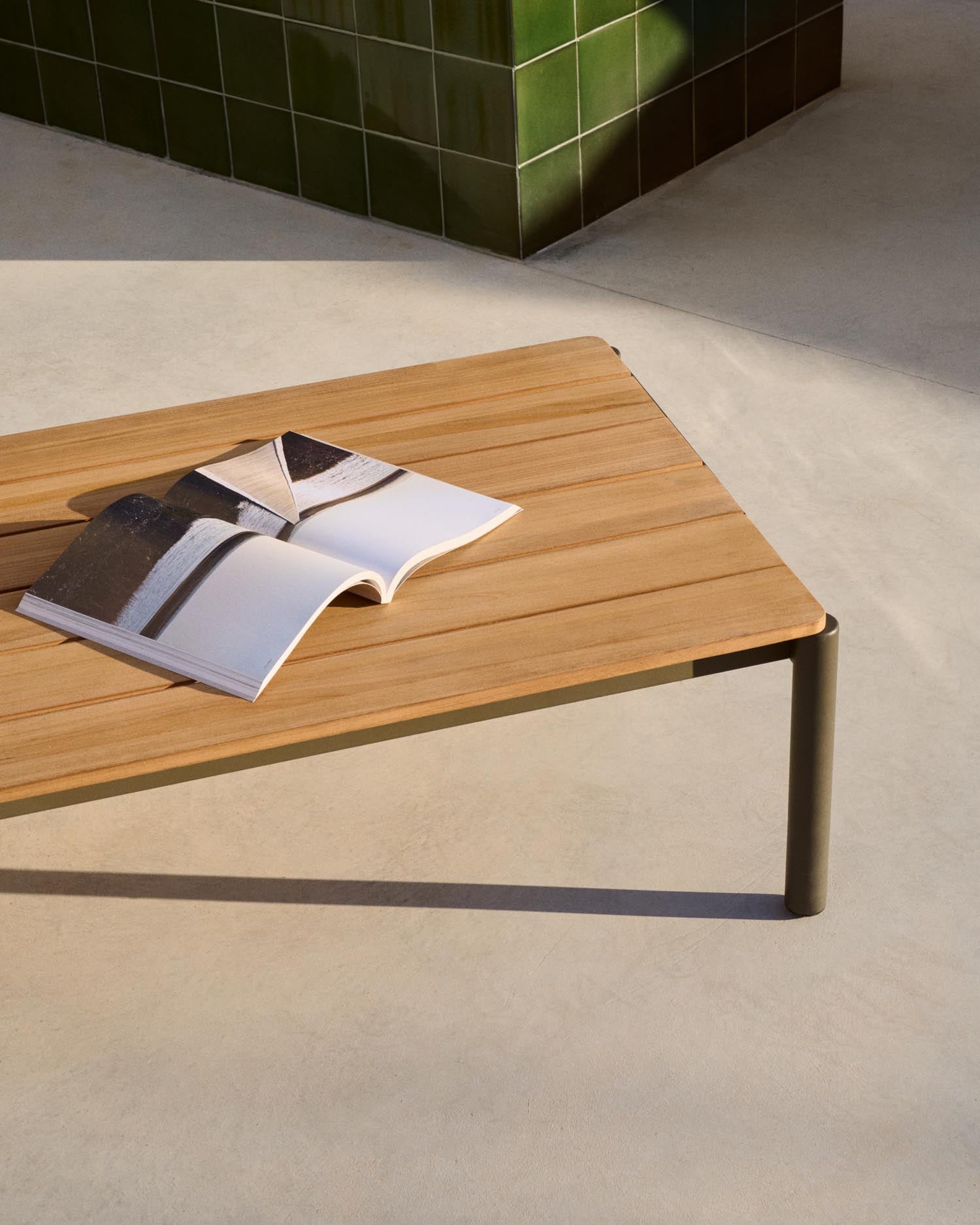 Verleihen Sie Ihrem Garten Stil mit dem Couchtisch Sorells aus grünem Aluminium und FSC-zertifiziertem Teakholz – langlebig und modern!