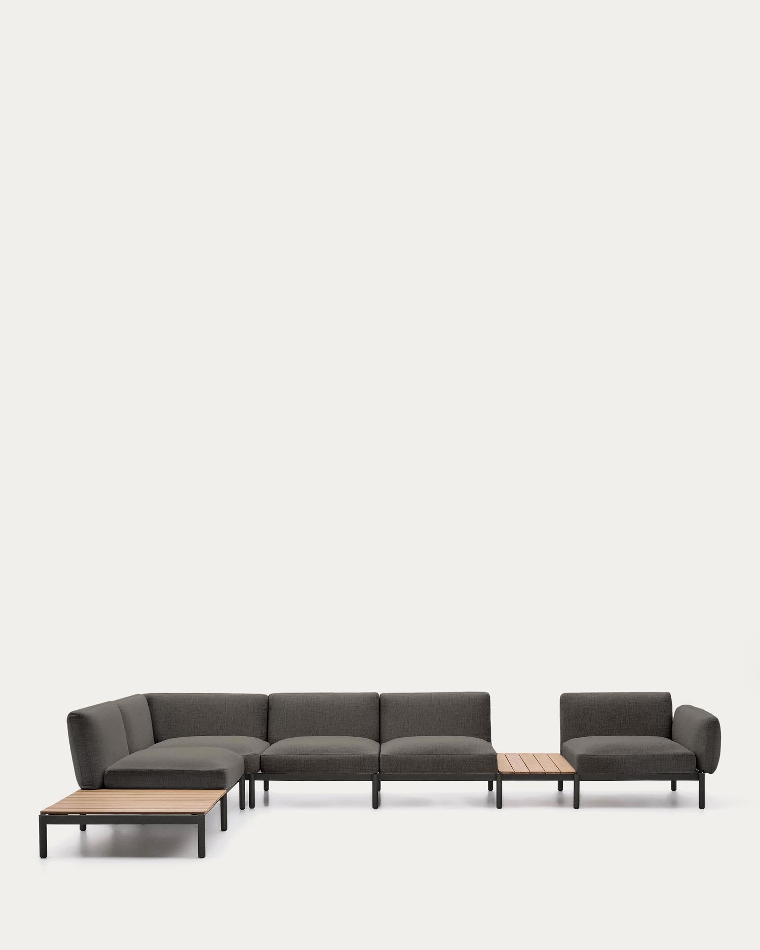 Modulares Outdoor-Ecksofa Sorells mit 5 Sitzplätzen mit grauer Polsterung und grauem Aluminium, mit Tischen aus Teakholz, 277 x 446 cm, FSC 100 % in Dunkelgrau präsentiert im Onlineshop von KAQTU Design AG. Lounge Sofa ist von Kave Home