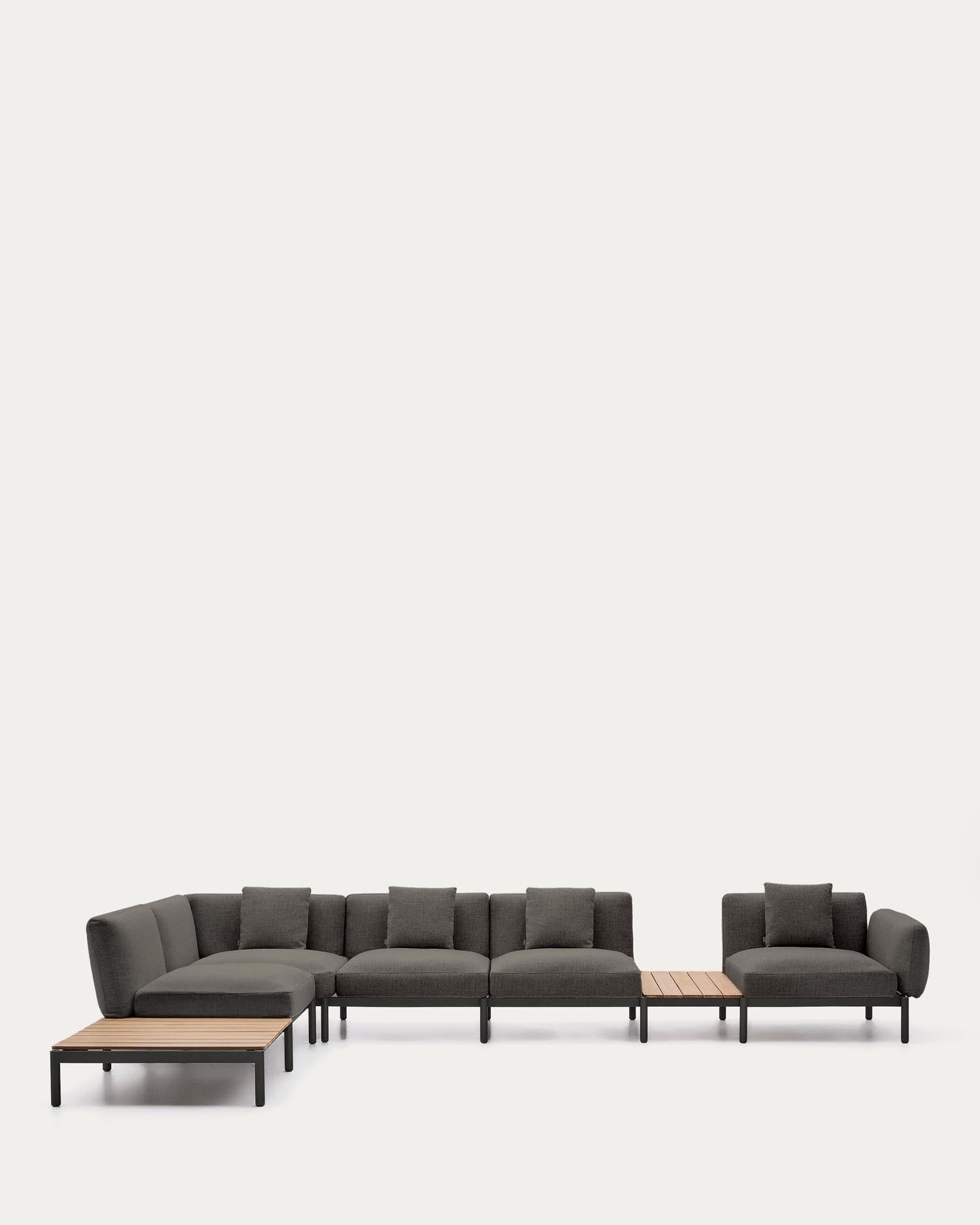 Gestalten Sie Ihren Außenbereich stilvoll mit dem modularen Outdoor-Ecksofa Sorells. 5 Sitzplätze, moderne graue Polsterung und robuste Aluminiumstruktur für höchsten Komfort.