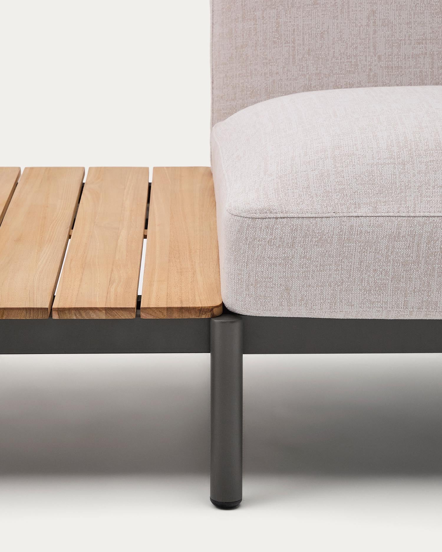 Gestalten Sie Ihre Terrasse mit dem modularen Outdoor-Ecksofa Sorells. 5 komfortable Sitzplätze, stilvolle beige Polsterung und robuste grüne Aluminiumstruktur.