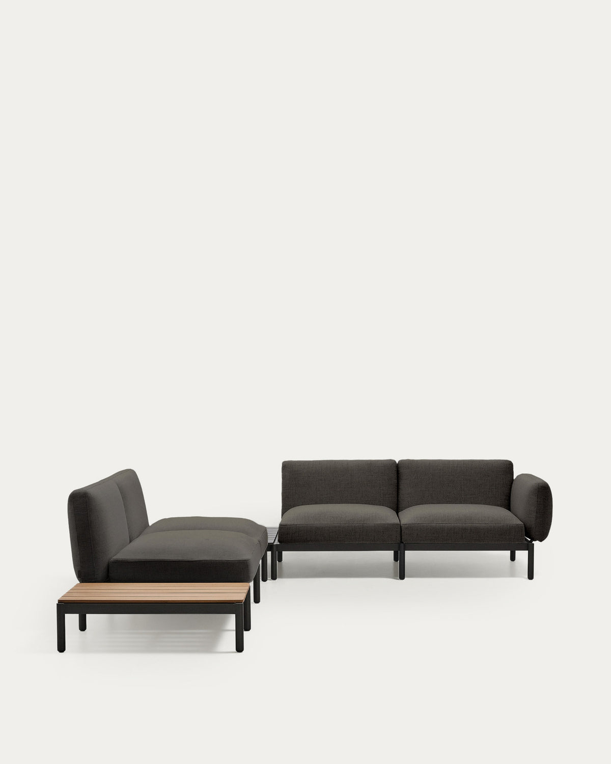 Modulares Outdoor-Ecksofa Sorells mit 4 Sitzplätzen mit grauer Polsterung und grauem Aluminium, mit Tisch aus Teakholz, 353 x 316,5 cm, FSC 100 % in Dunkelgrau, Graphit präsentiert im Onlineshop von KAQTU Design AG. Loungeset ist von Kave Home