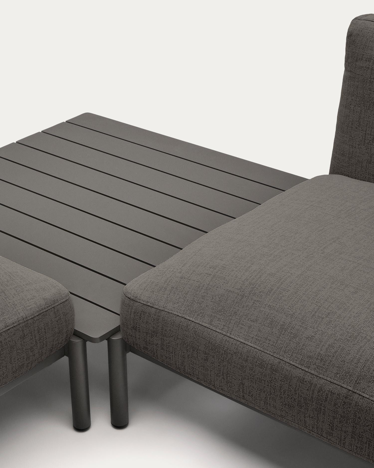 Genießen Sie stilvolle Entspannung im Freien mit dem modularen Outdoor-Ecksofa Sorells. 4 Plätze, graue Polsterung und robustes Aluminium für höchsten Komfort.