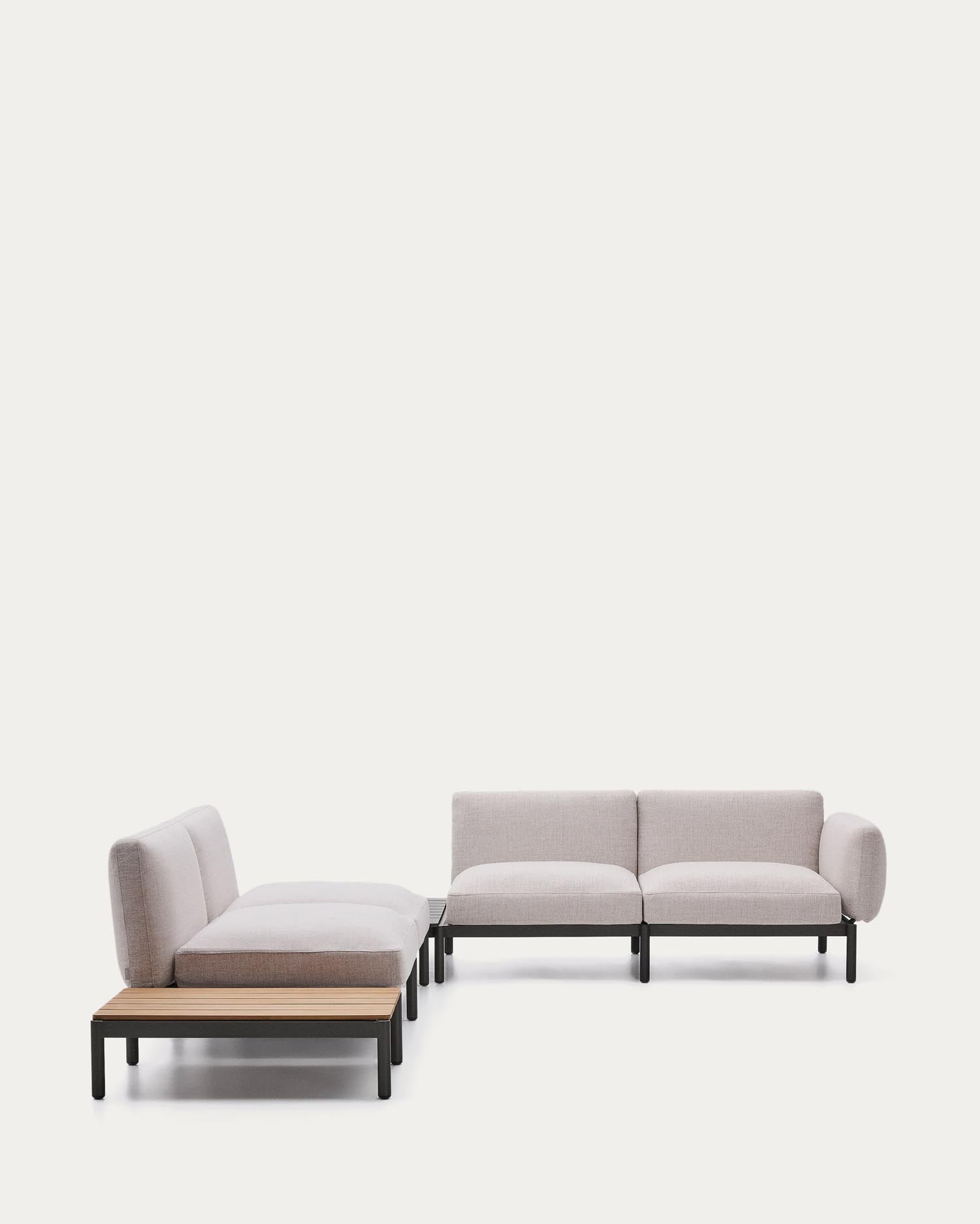 Modulares Outdoor-Ecksofa Sorells mit 4 Sitzplätzen mit beigefarbener Polsterung und grauem Aluminium, mit Tisch aus Teakholz, 353 x 316,5 cm, FSC 100 % in Beige präsentiert im Onlineshop von KAQTU Design AG. Lounge Sofa ist von Kave Home