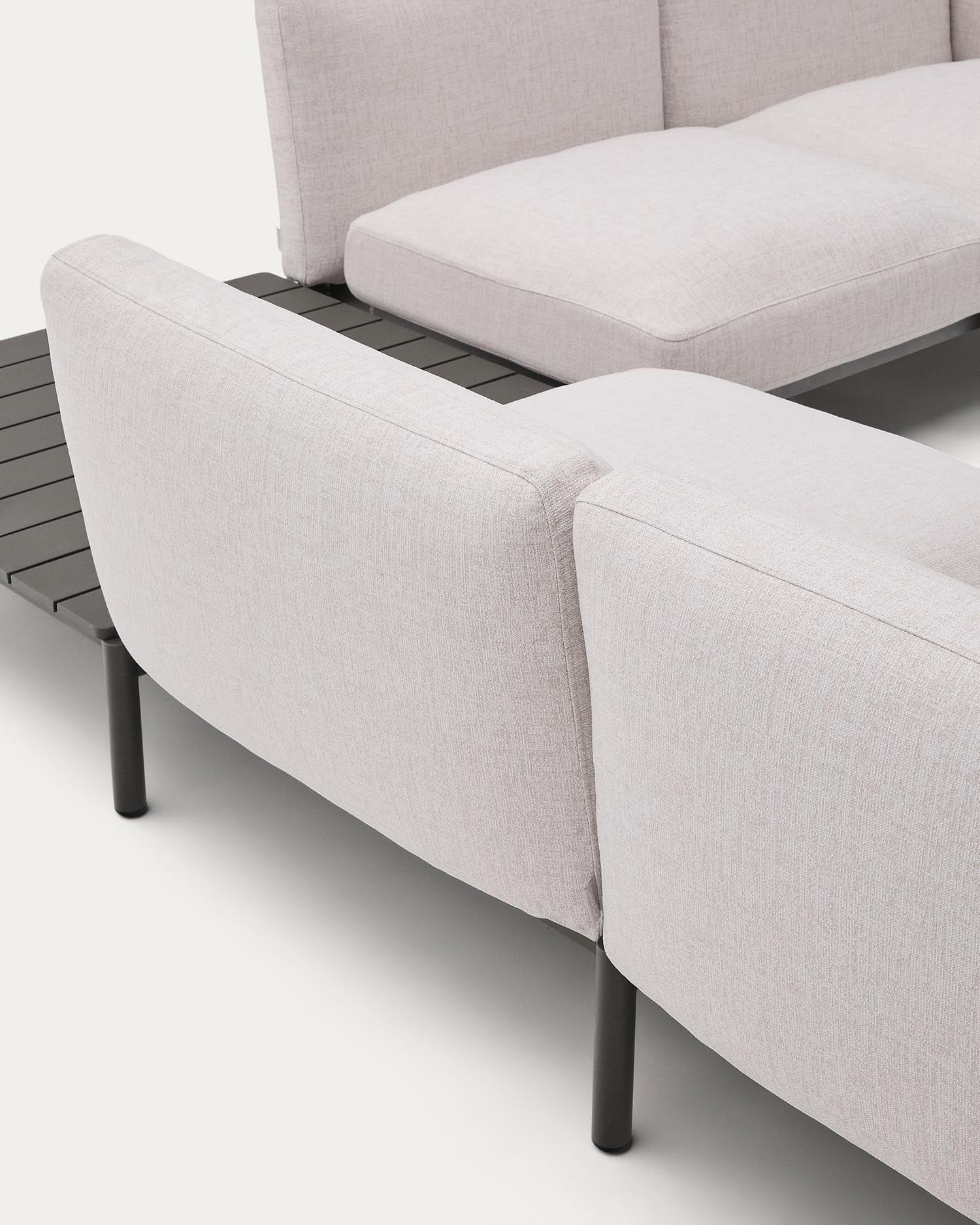 Verwandeln Sie Ihren Außenbereich mit dem modularen Outdoor-Ecksofa Sorells. 4 Sitzplätze, elegante beige Polsterung und robuste graue Aluminiumstruktur für stilvollen Komfort.