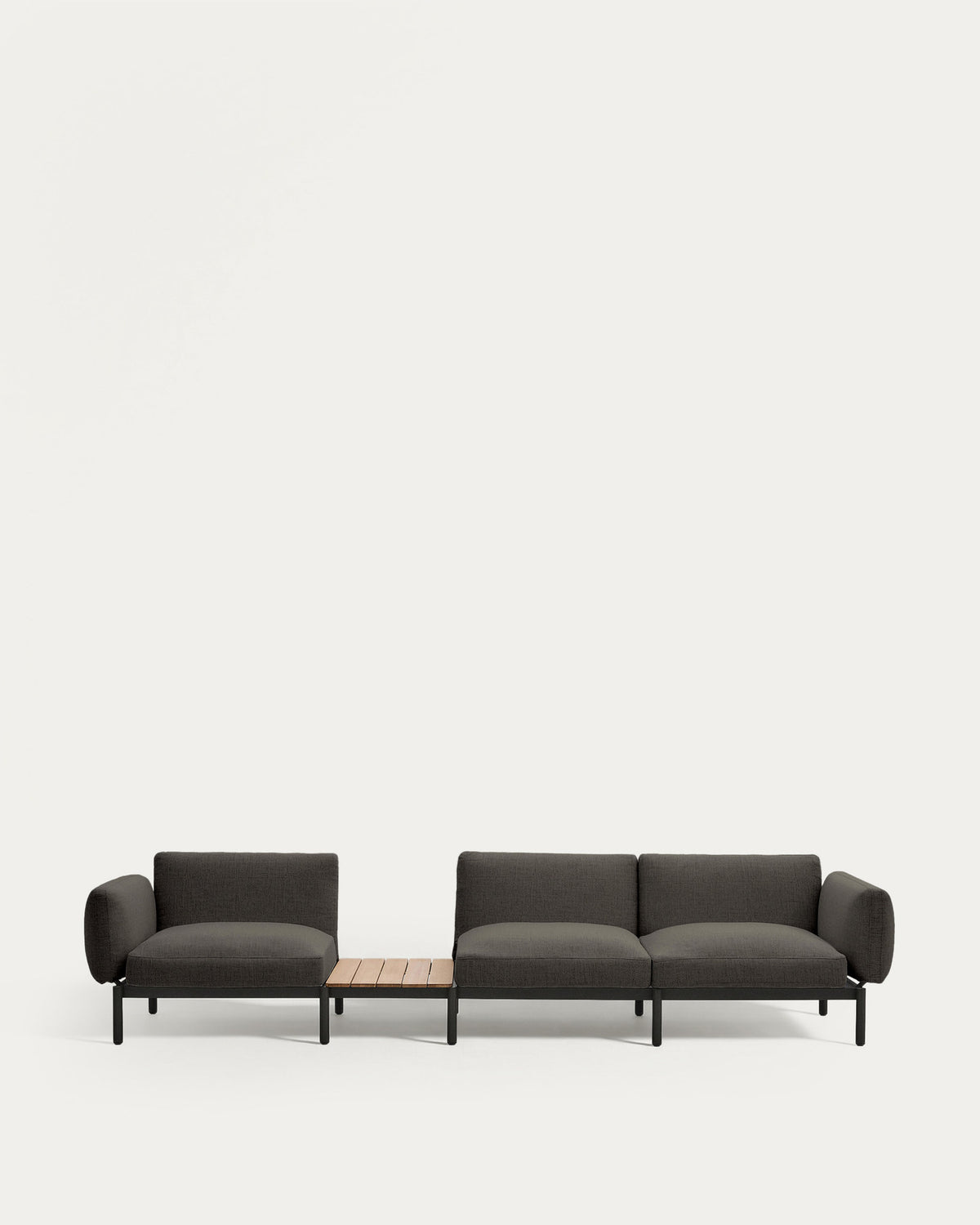 Modulares Outdoor-Sofa Sorells mit 3 Sitzplätzen mit grauer Polsterung und grauem Aluminium, mit Tisch aus Teakholz, 341 x 113 cm, FSC 100 % in Dunkelgrau, Graphit präsentiert im Onlineshop von KAQTU Design AG. Lounge Sofa ist von Kave Home