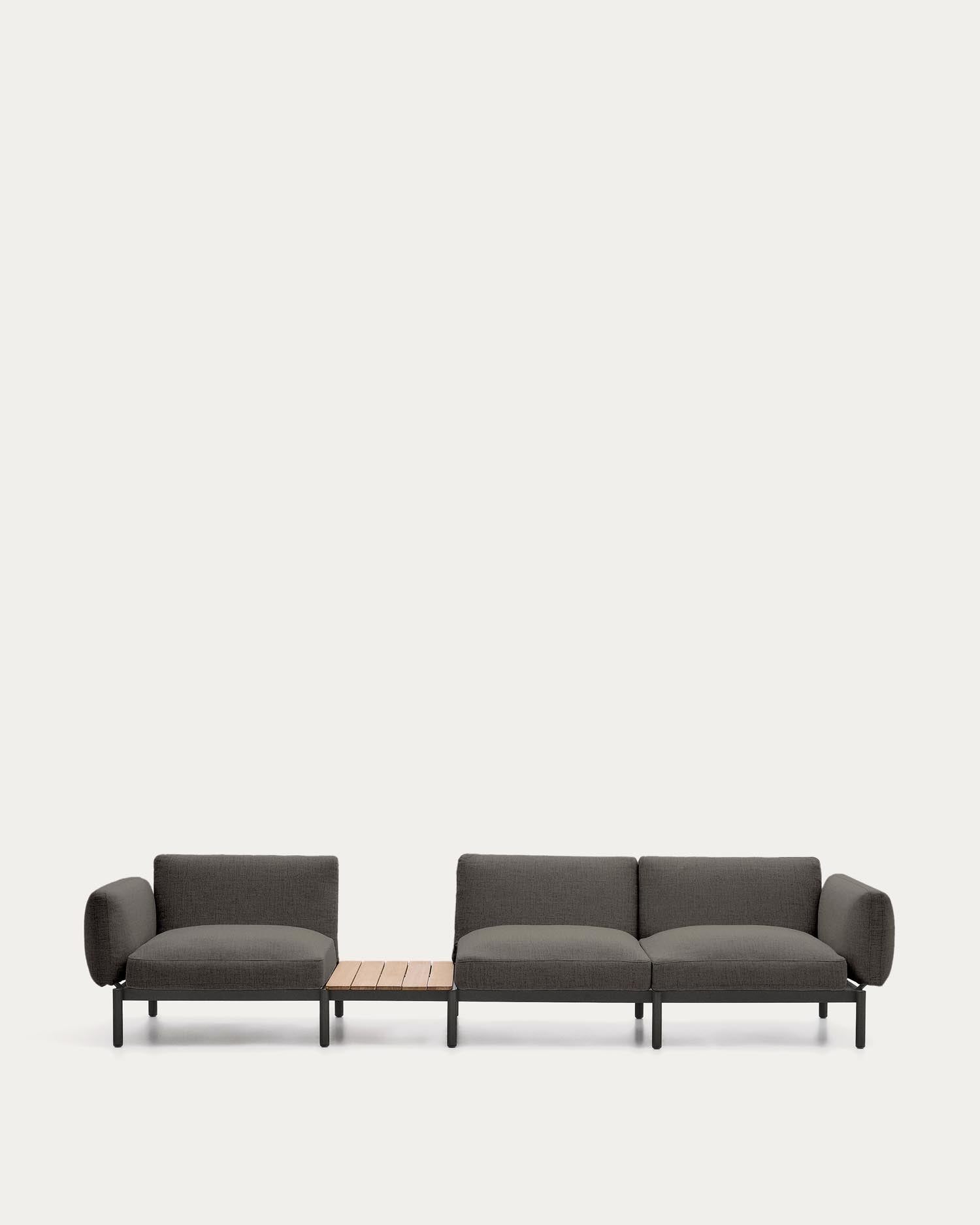 Modulares Outdoor-Sofa Sorells mit 3 Sitzplätzen mit grauer Polsterung und grauem Aluminium, mit Tisch aus Teakholz, 341 x 113 cm, FSC 100 % in Dunkelgrau präsentiert im Onlineshop von KAQTU Design AG. Lounge Sofa ist von Kave Home
