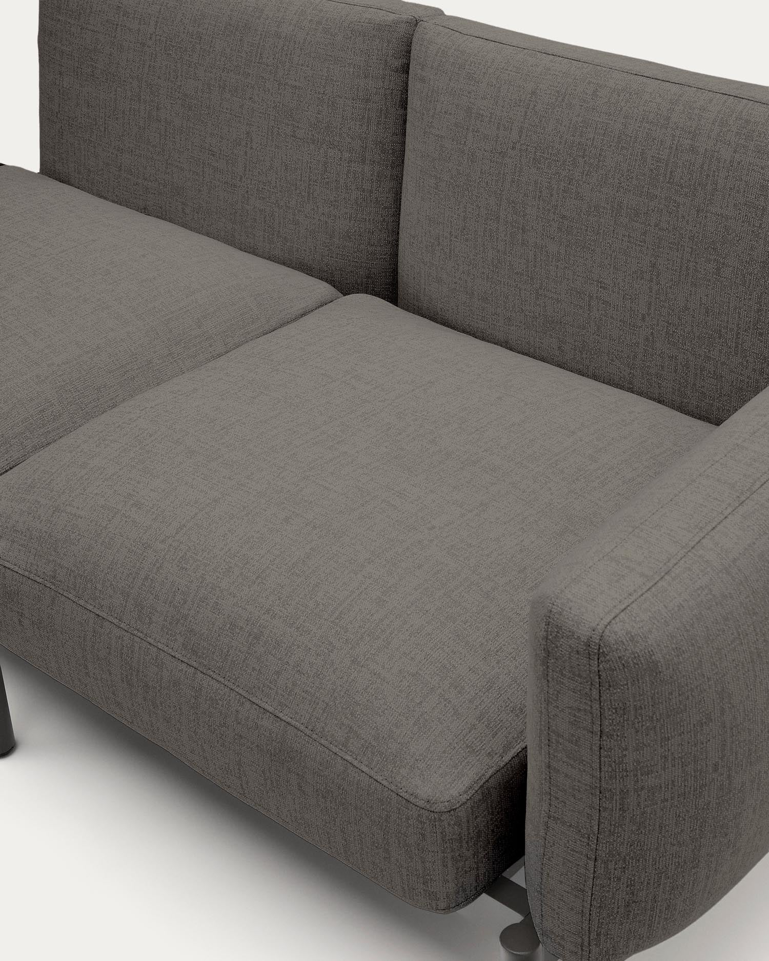 Verwandeln Sie Ihren Außenbereich mit dem modularen Outdoor-Sofa Sorells von Kave Home. 3 Sitzplätze, graue Polsterung und langlebige Materialien bieten Stil und Komfort.