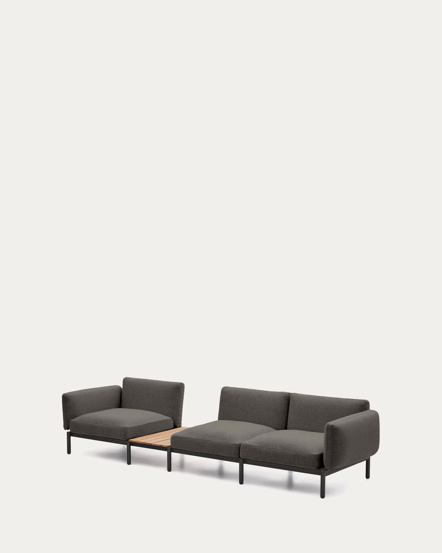 Verwandeln Sie Ihren Außenbereich mit dem modularen Outdoor-Sofa Sorells von Kave Home. 3 Sitzplätze, graue Polsterung und ein eleganter Teakholztisch bieten Komfort und Stil.