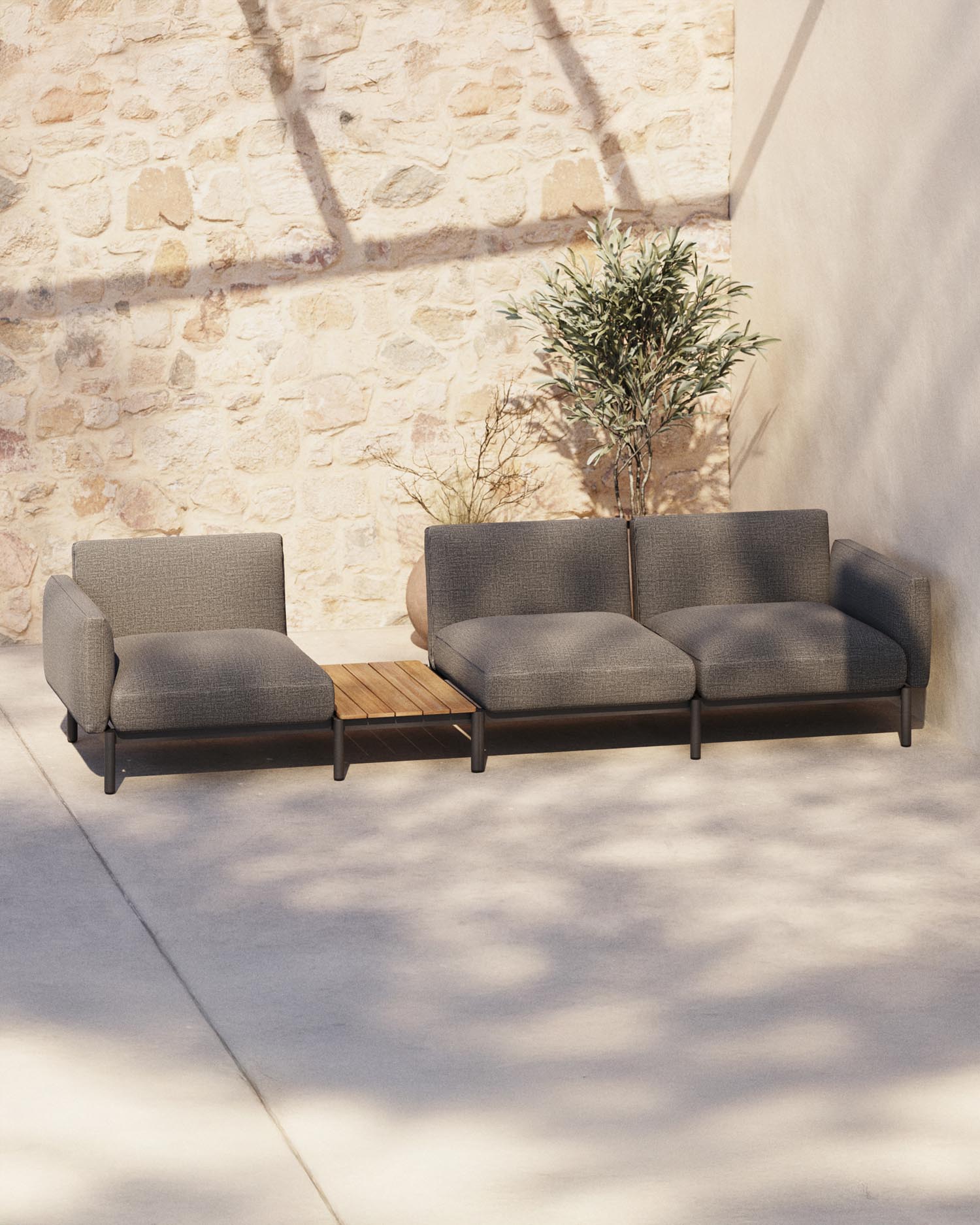 Entspannen Sie stilvoll im Freien mit dem modularen Outdoor-Sofa Sorells von Kave Home. 3 Sitzplätze, graue Polsterung, und ein eleganter Teakholztisch.