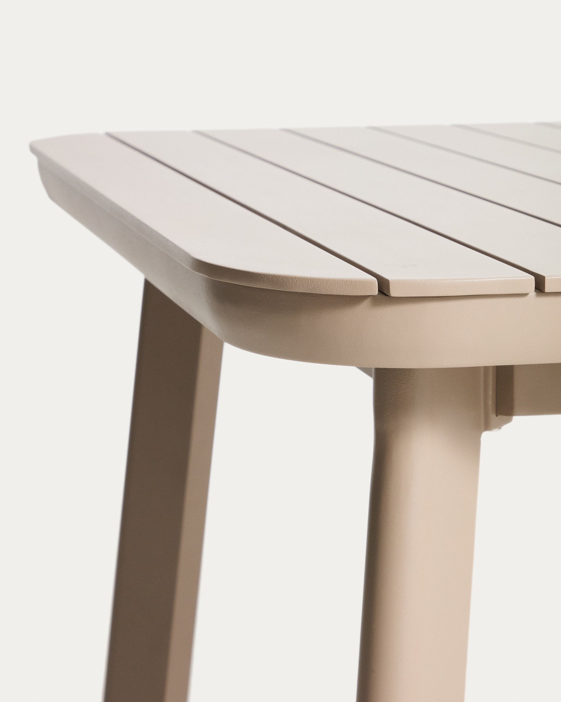 Moderner, ausziehbarer Gartentisch Izola aus Aluminium in Beige, perfekt für Gartenpartys und entspannte Abende im Freien.