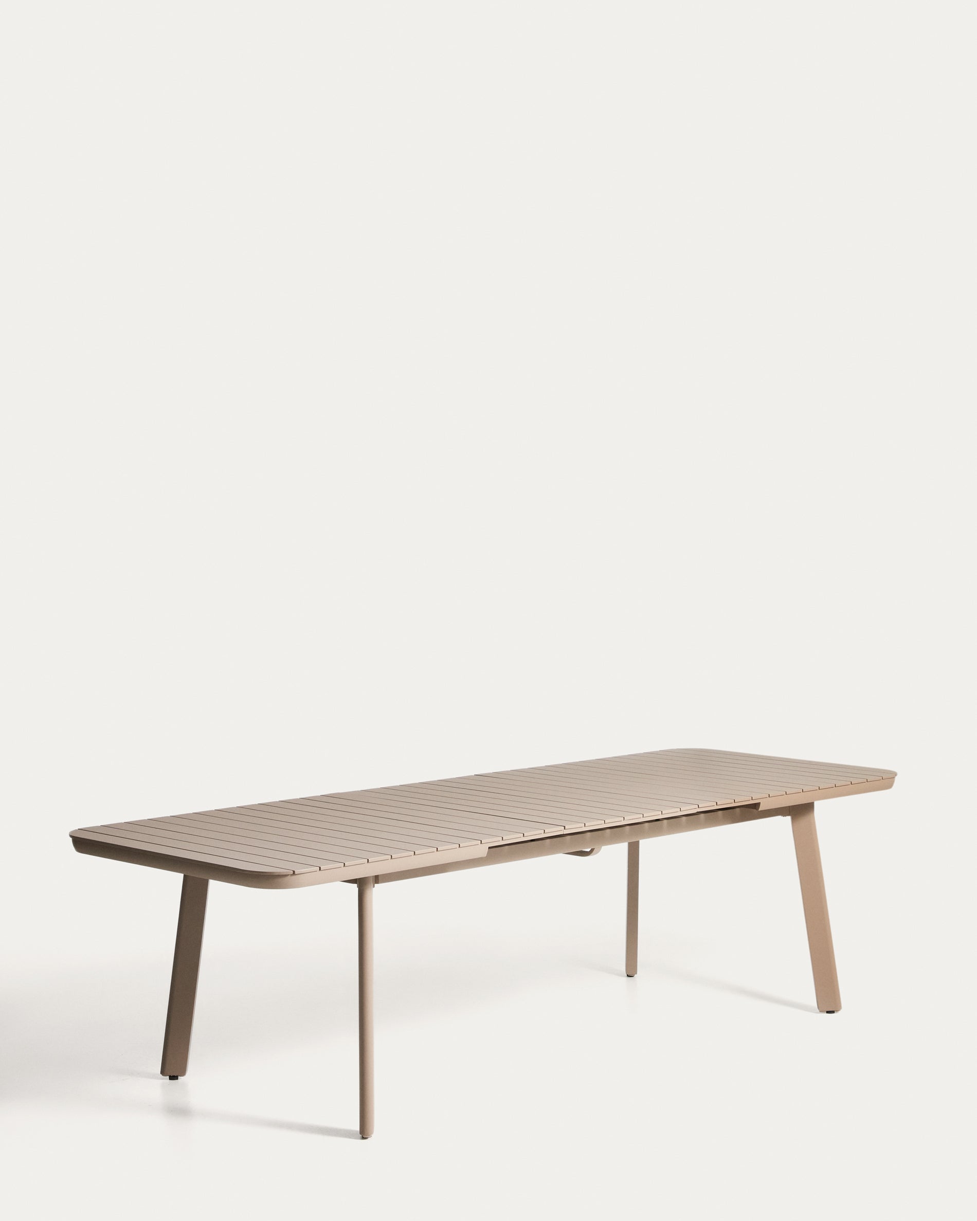 Eleganter, ausziehbarer Gartentisch Izola aus Aluminium in Beige, ideal für Outdoor-Events, von 220 auf 280 cm erweiterbar.