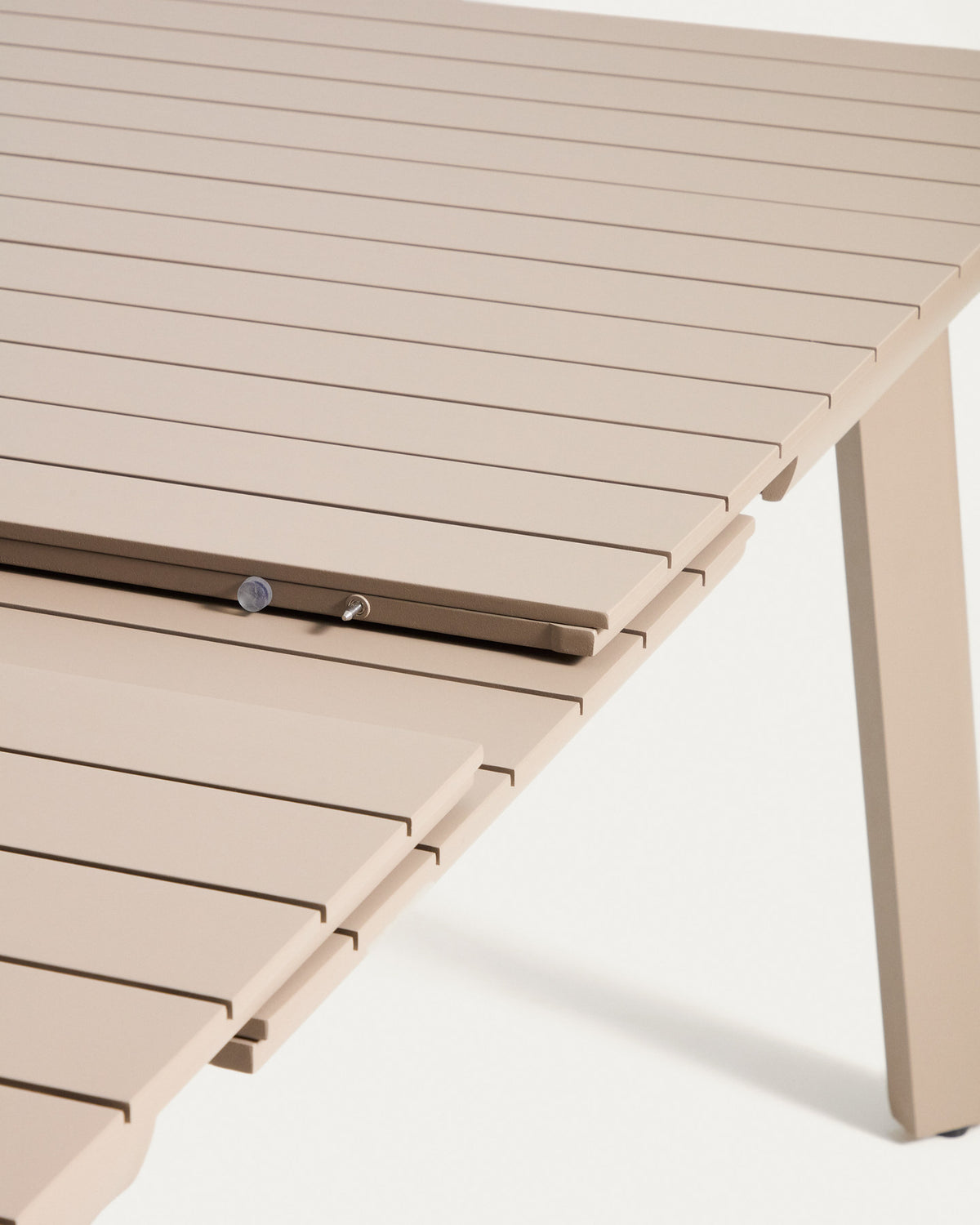 Ausziehbarer Outdoor-Tisch Izola aus Aluminium mit taupefarbenem Finish 220 (280) x 100 cm in Beige, Taupe, Hellbraun, Hellgrau präsentiert im Onlineshop von KAQTU Design AG. Gartentisch ist von Kave Home