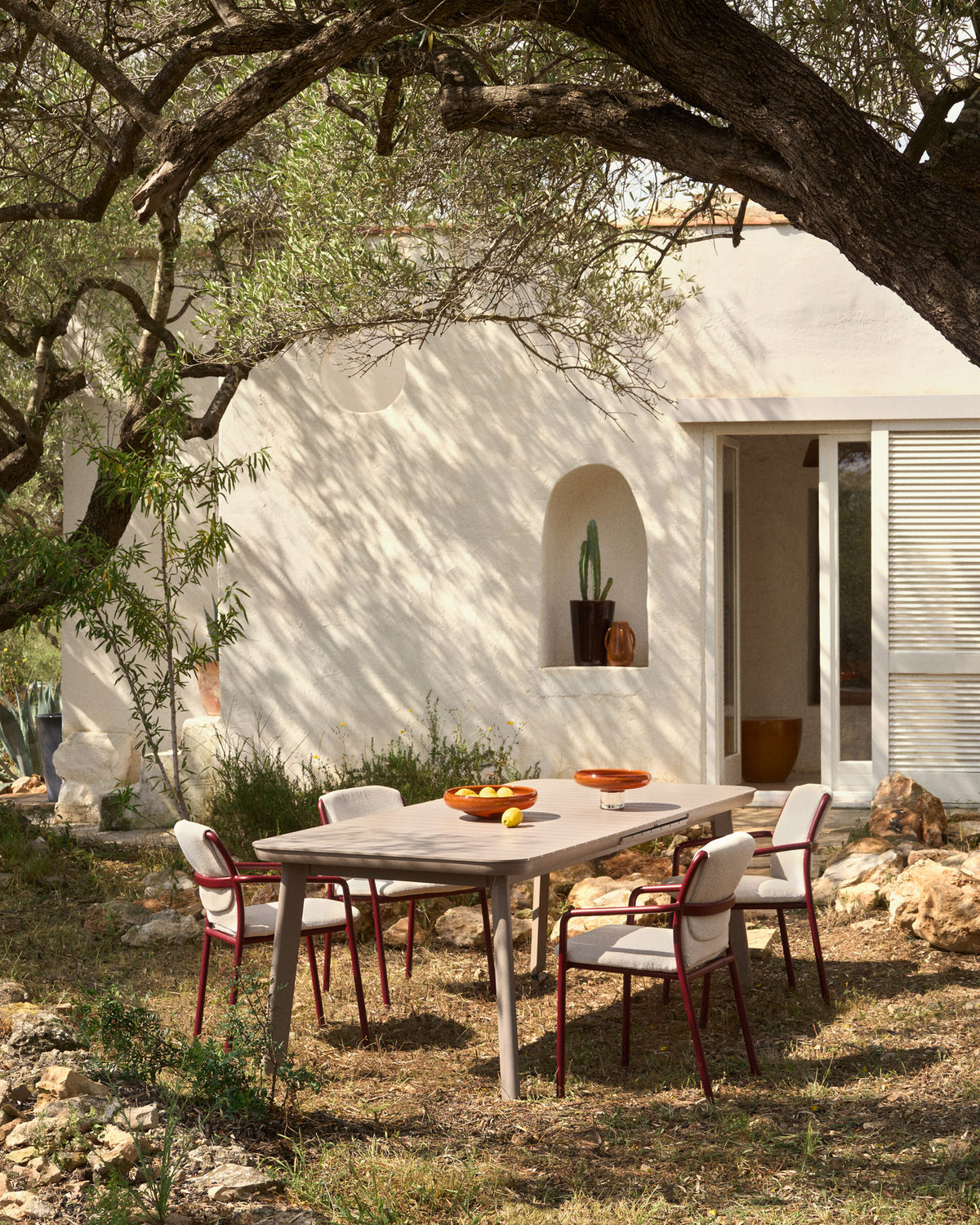 Ausziehbarer Outdoor-Tisch Izola aus Aluminium mit taupefarbenem Finish 220 (280) x 100 cm in Beige, Taupe, Hellbraun, Hellgrau präsentiert im Onlineshop von KAQTU Design AG. Gartentisch ist von Kave Home