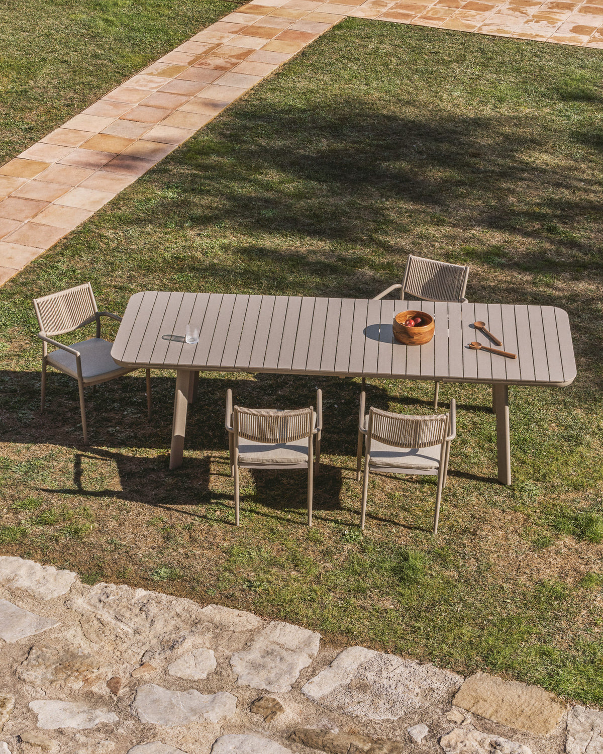 Ausziehbarer Outdoor-Tisch Izola aus Aluminium mit taupefarbenem Finish 220 (280) x 100 cm in Beige, Taupe, Hellbraun, Hellgrau präsentiert im Onlineshop von KAQTU Design AG. Gartentisch ist von Kave Home