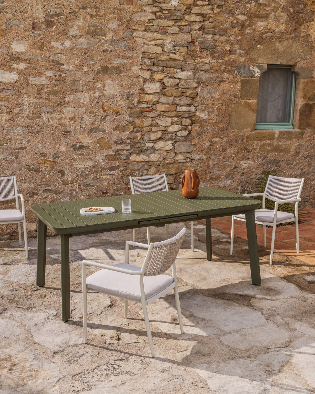 Ausziehbarer Outdoor-Tisch Izola aus Aluminium mit grünem Finish 220 (280) x 100 cm in Hellgrün, Grün, Dunkelgrün präsentiert im Onlineshop von KAQTU Design AG. Gartentisch ist von Kave Home