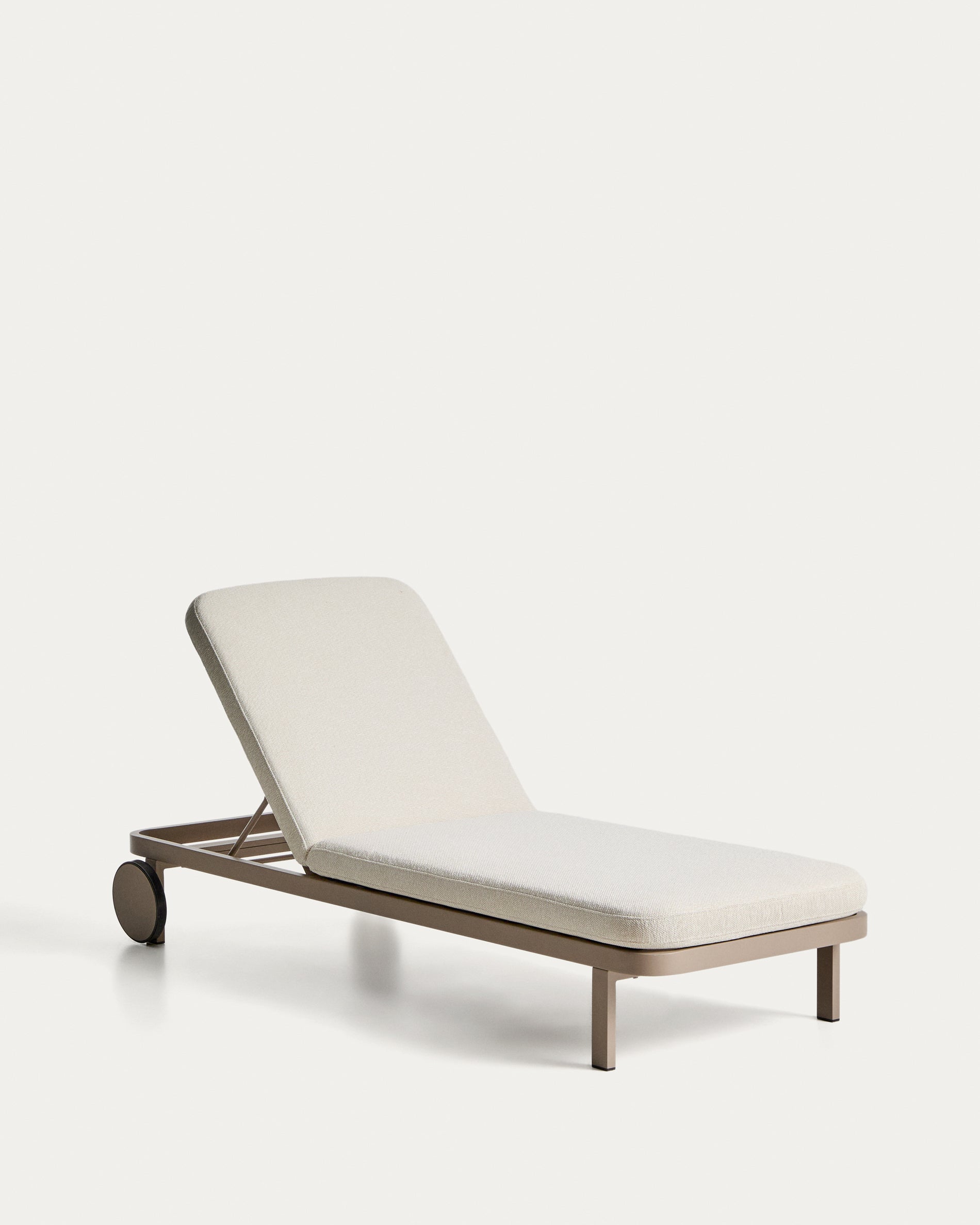 Sonnenliege Kionia aus Aluminium in Taupe. in Taupe präsentiert im Onlineshop von KAQTU Design AG. Liegestuhl ist von Kave Home