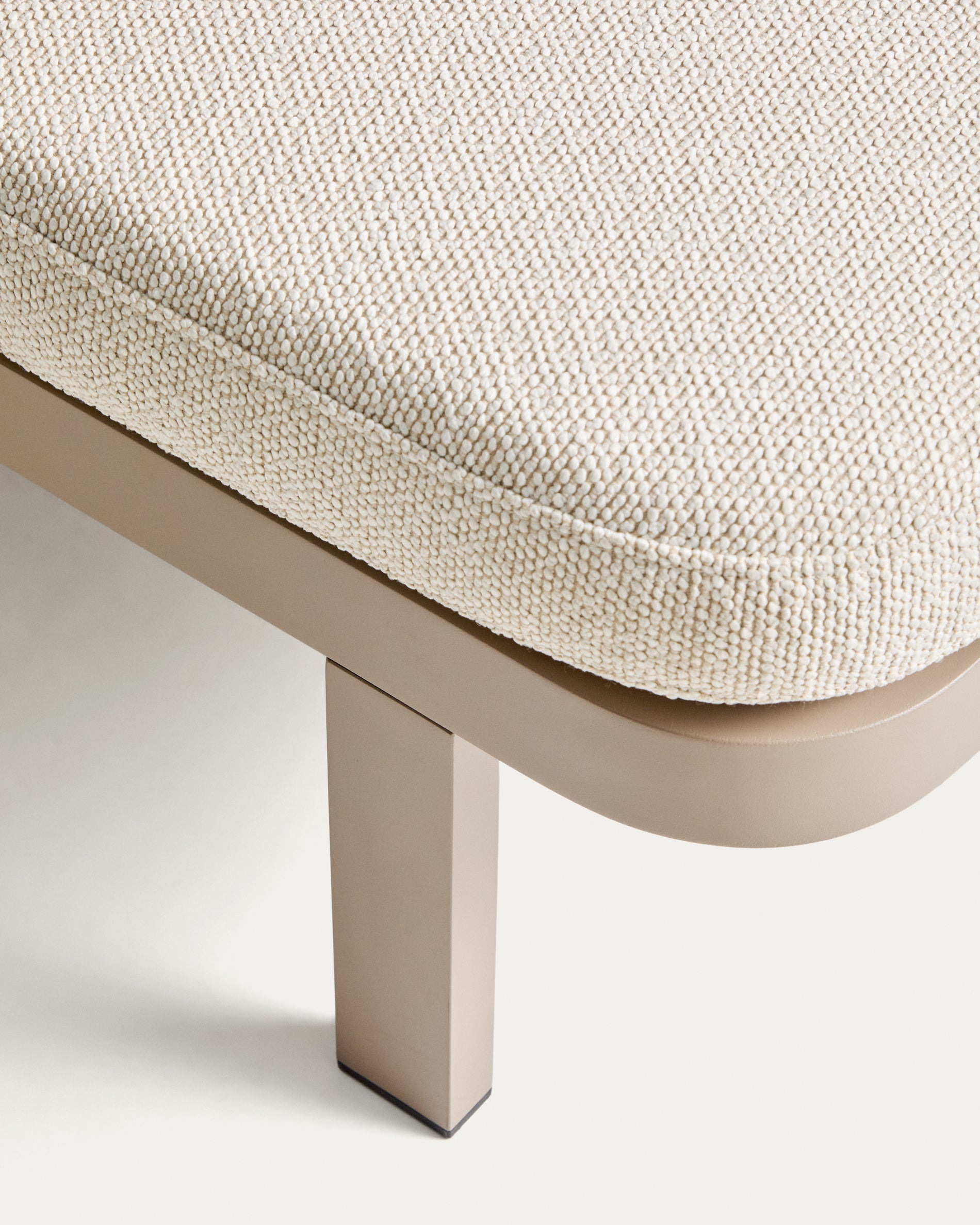 Elegante Sonnenliege Kionia aus robustem Aluminium in stilvollem Taupe, ideal für entspannte Stunden im Freien.