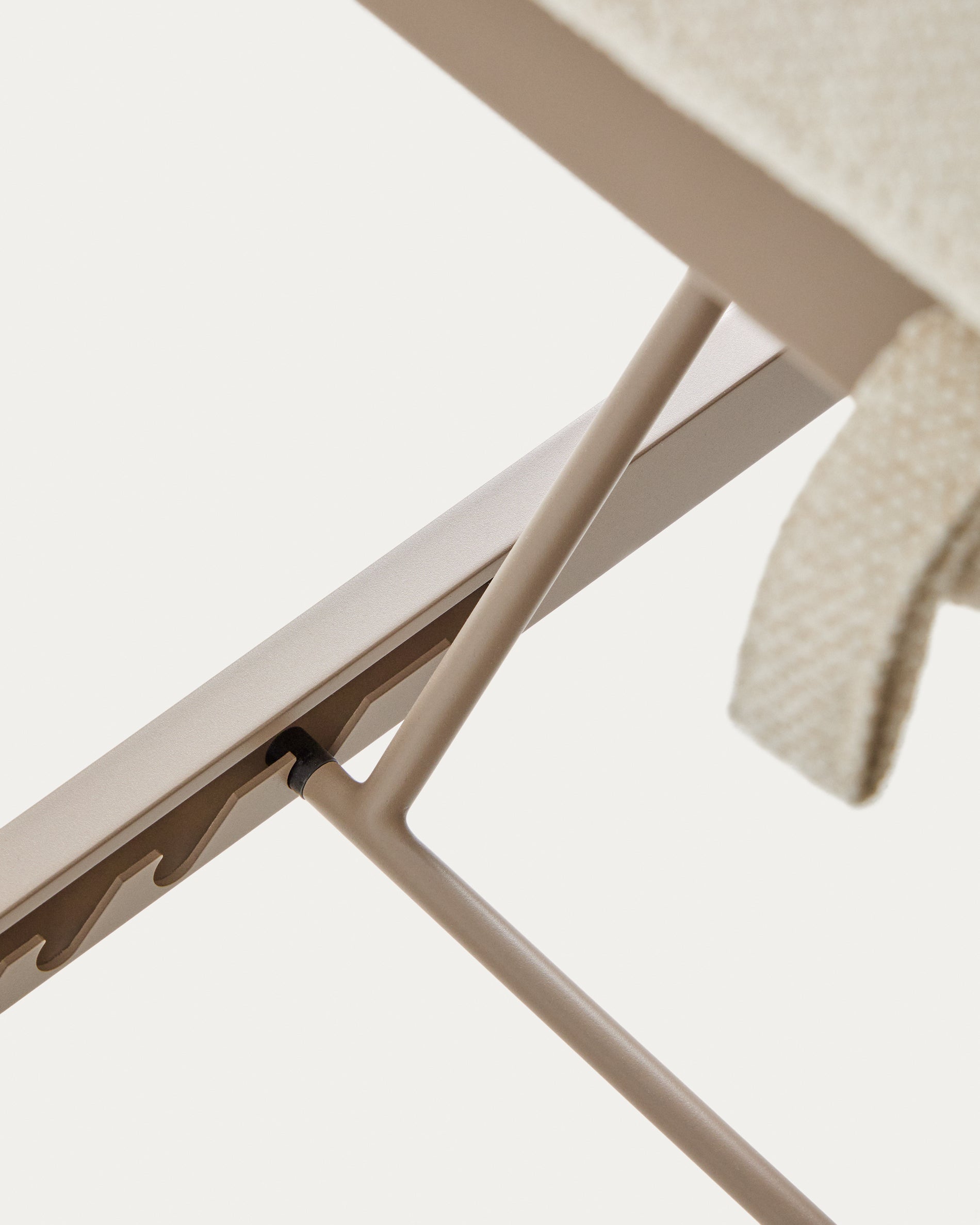 Elegante Sonnenliege Kionia aus robustem Aluminium in stilvollem Taupe, ideal für entspannte Stunden im Freien.