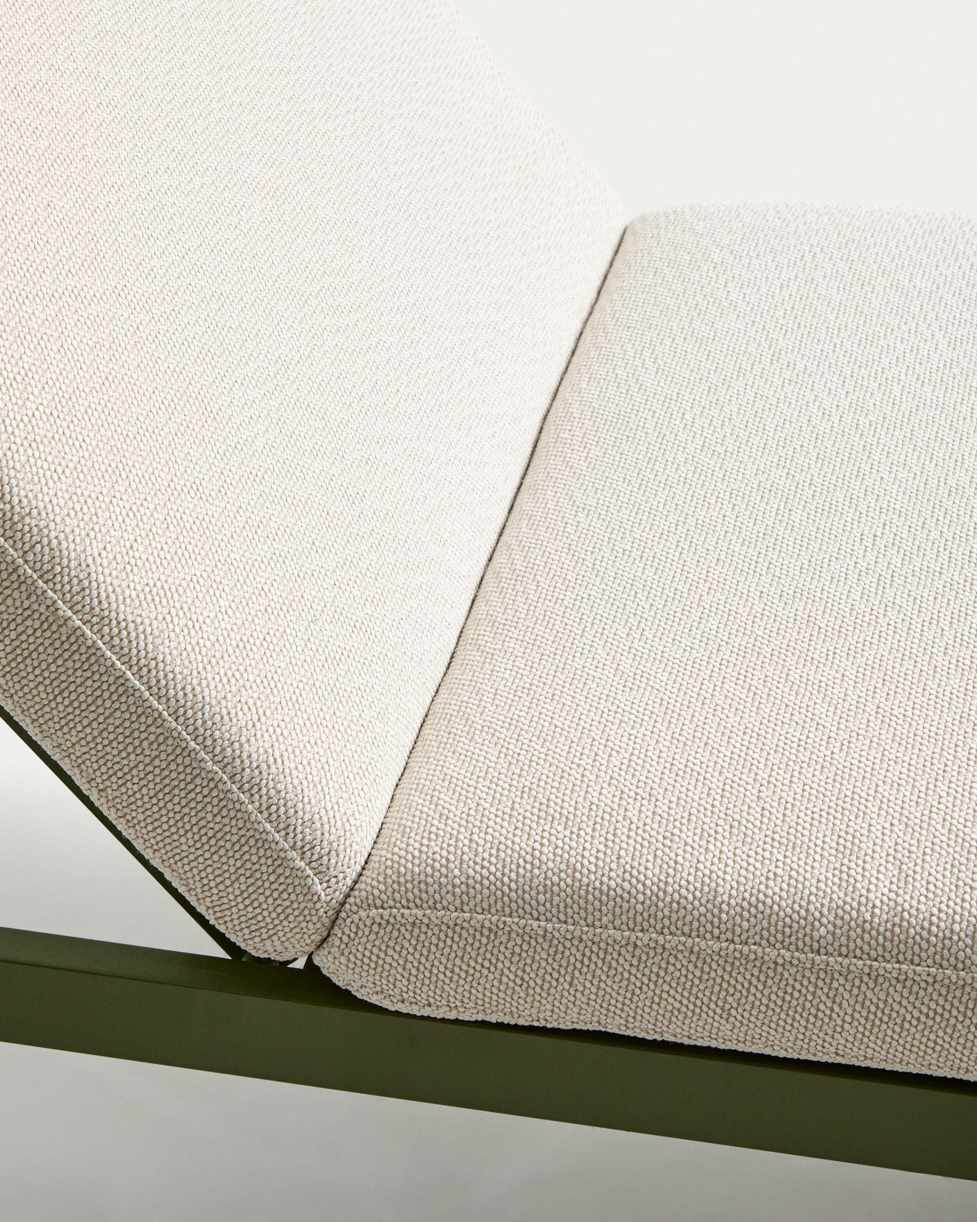 Sonnenliege Kionia aus Aluminium in Grün. in Grün präsentiert im Onlineshop von KAQTU Design AG. Liegestuhl ist von Kave Home