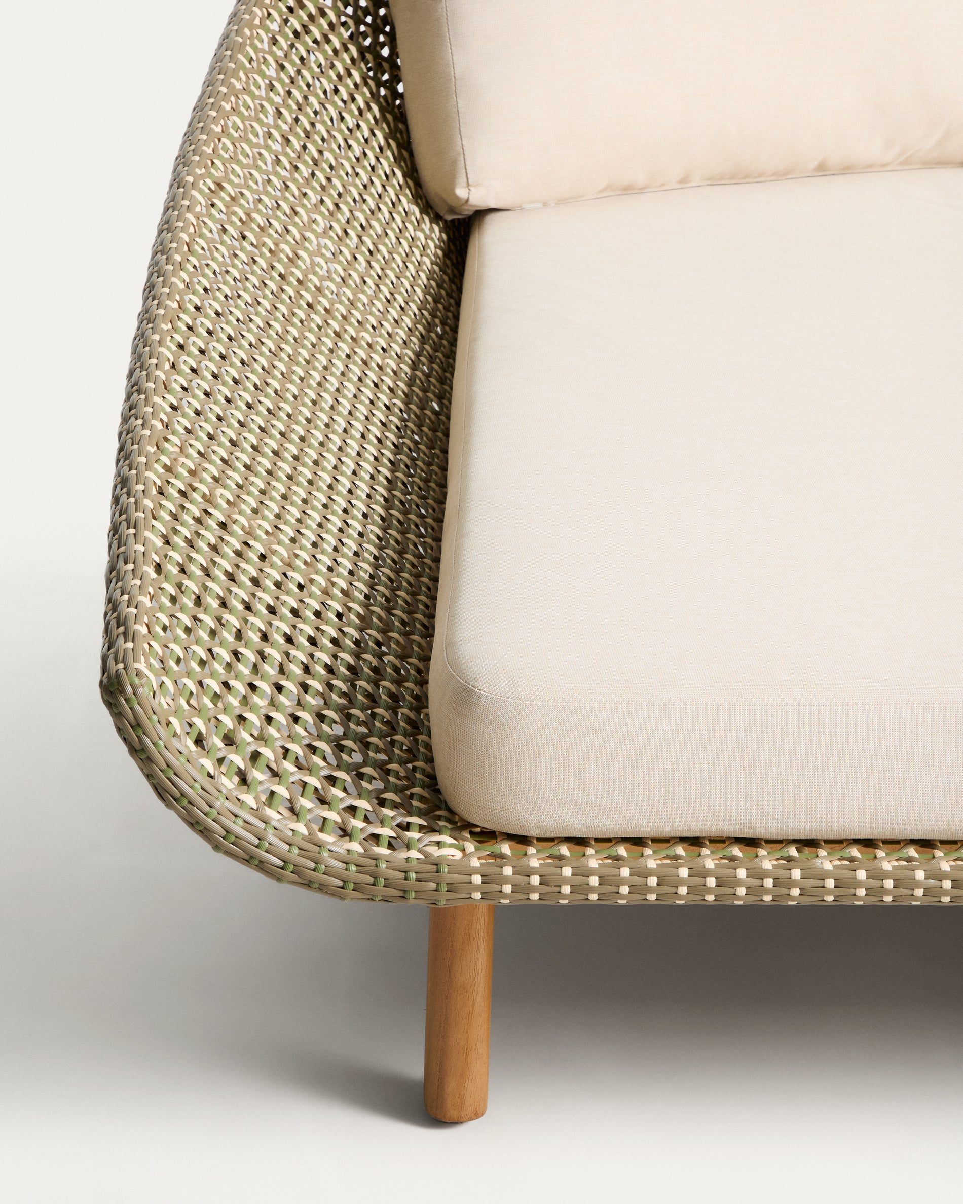 2er-Sonnenliege Olbia aus synthetischem Rattan und massivem Teakholz FSC 100 % in Dunkelgrün präsentiert im Onlineshop von KAQTU Design AG. Liegestuhl ist von Kave Home
