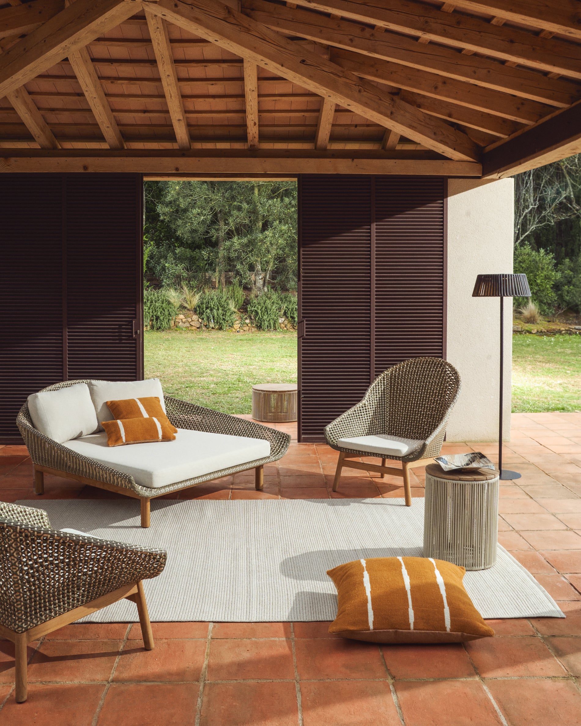 2er-Sonnenliege Olbia aus synthetischem Rattan und massivem Teakholz FSC 100 % in Dunkelgrün präsentiert im Onlineshop von KAQTU Design AG. Liegestuhl ist von Kave Home