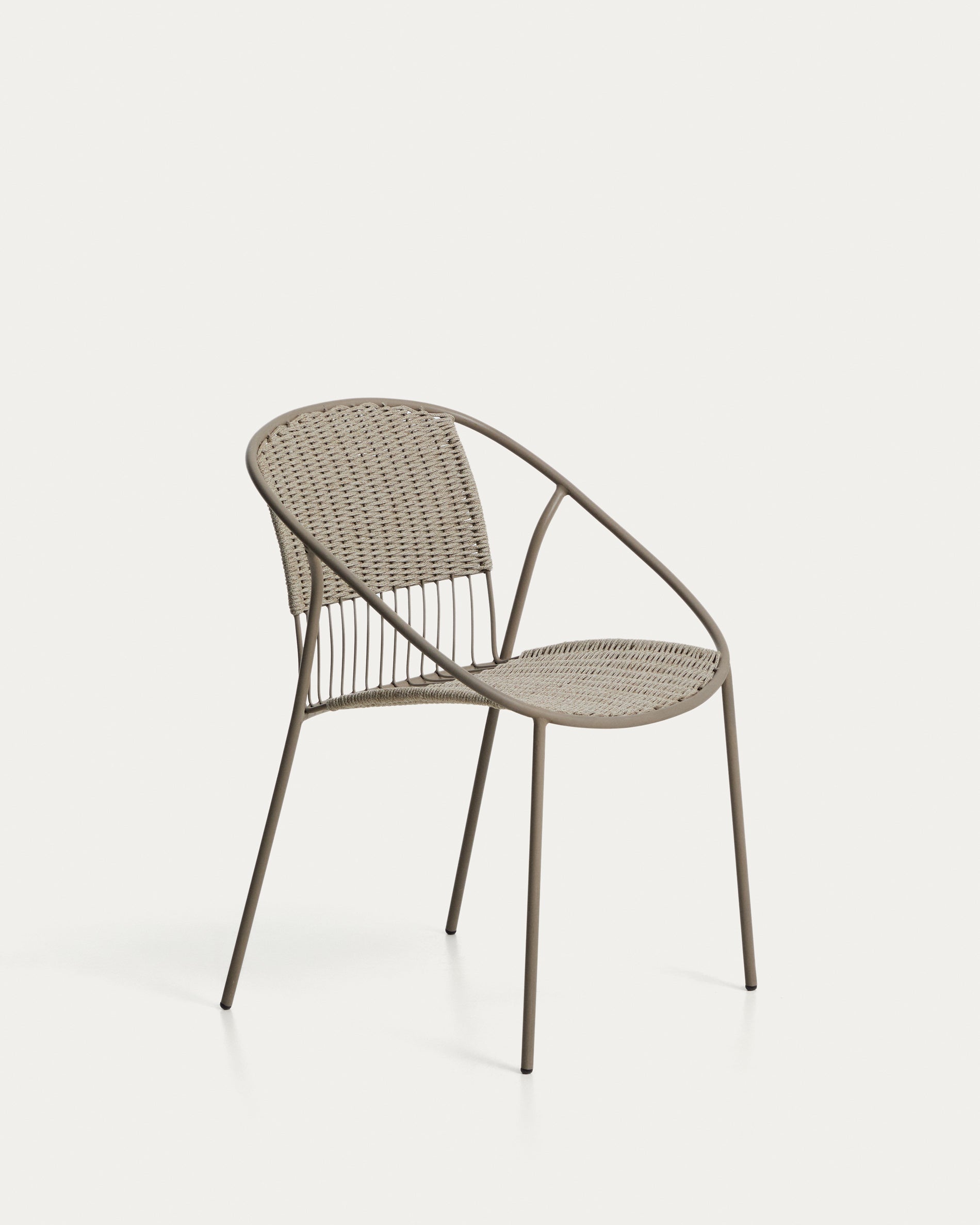 Stapelbarer Stuhl Atrani aus verzinktem Stahl und taupefarbenem Seil in Taupe präsentiert im Onlineshop von KAQTU Design AG. Gartenstuhl ist von Kave Home