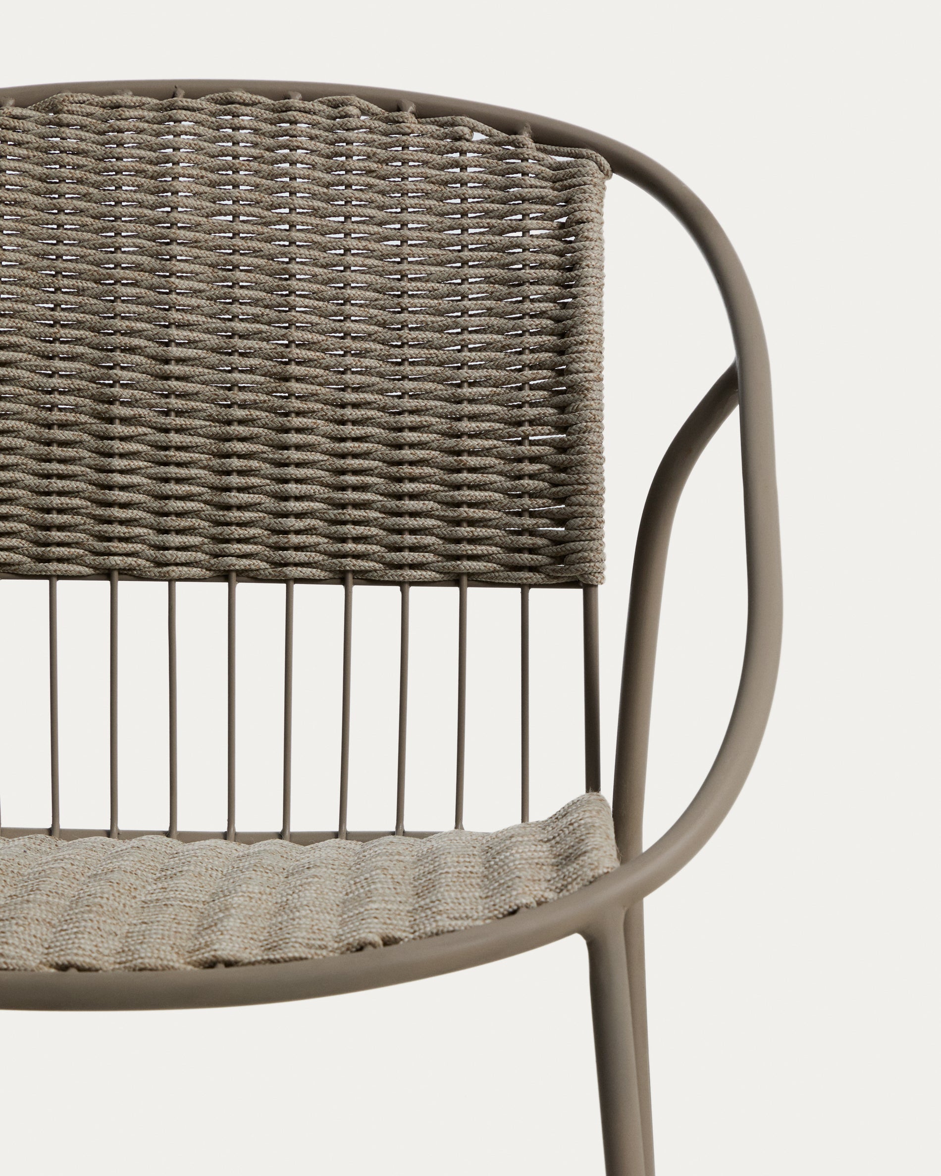 Eleganter stapelbarer Stuhl Atrani aus robustem verzinktem Stahl und stilvollem taupefarbenem Seil, ideal für entspannte Gartenmomente.