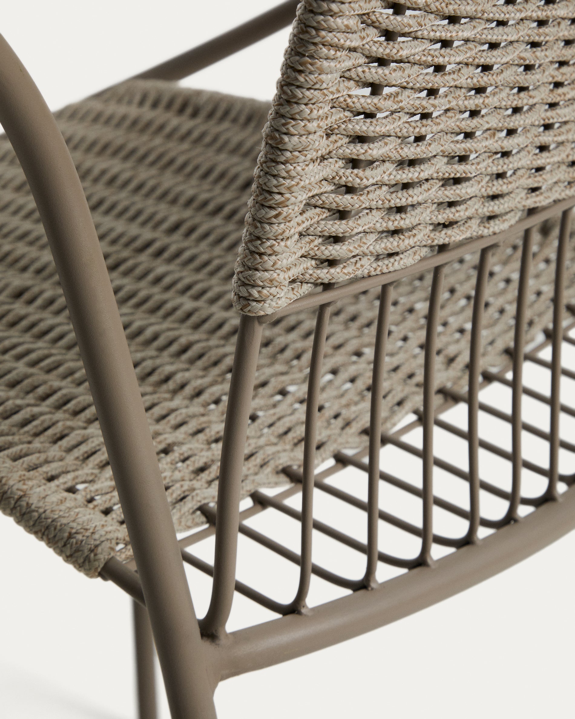 Eleganter stapelbarer Stuhl Atrani aus robustem verzinktem Stahl und taupefarbenem Seil, ideal für moderne Terrassen und Gärten.