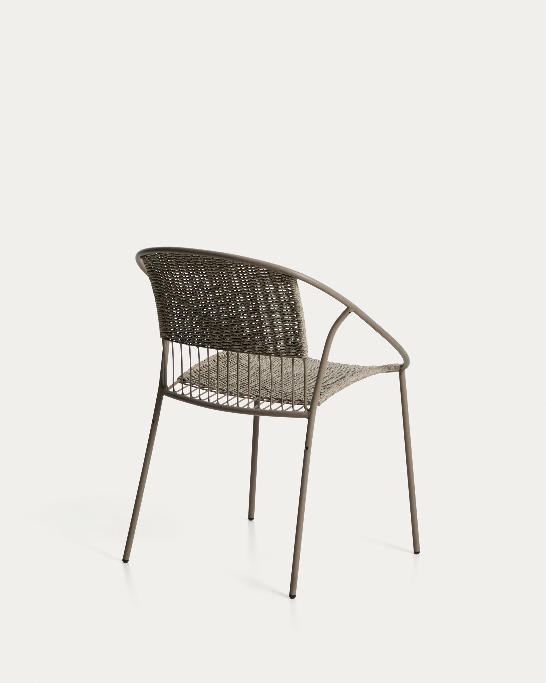 Eleganter stapelbarer Stuhl Atrani aus robustem verzinktem Stahl und taupefarbenem Seil, ideal für stilvolle Außenbereiche.