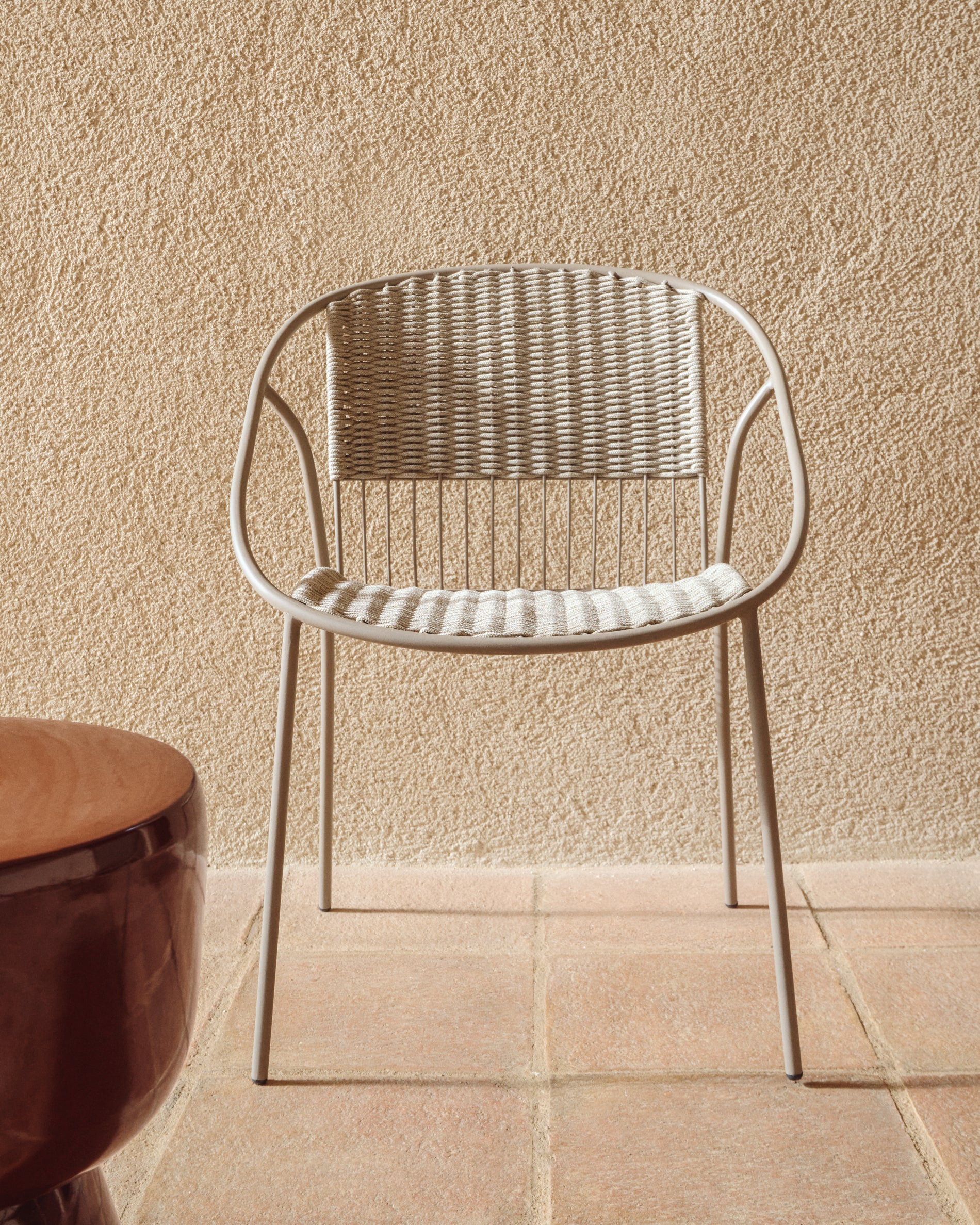 Eleganter stapelbarer Gartenstuhl Atrani aus robustem verzinktem Stahl und taupefarbenem Seil, ideal für stilvolle Außenbereiche.