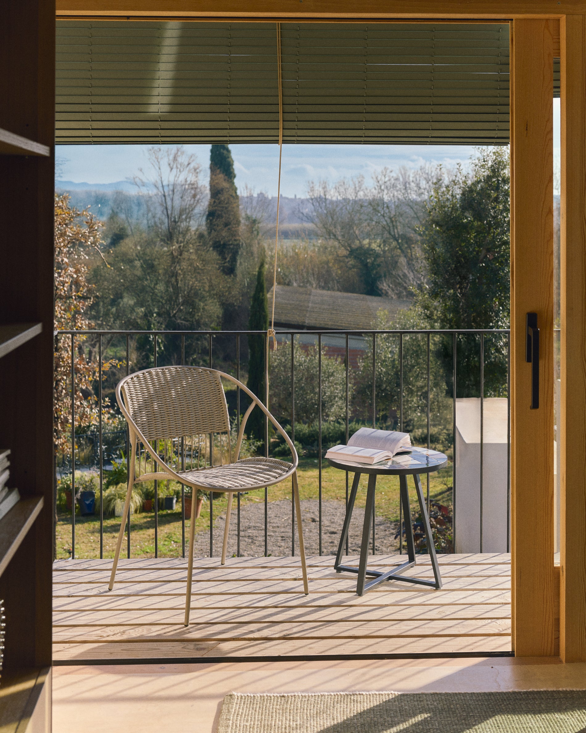 Stapelbarer Gartenstuhl Atrani in taupe mit verzinktem Stahlrahmen, perfekt für moderne Terrassen und Gärten.