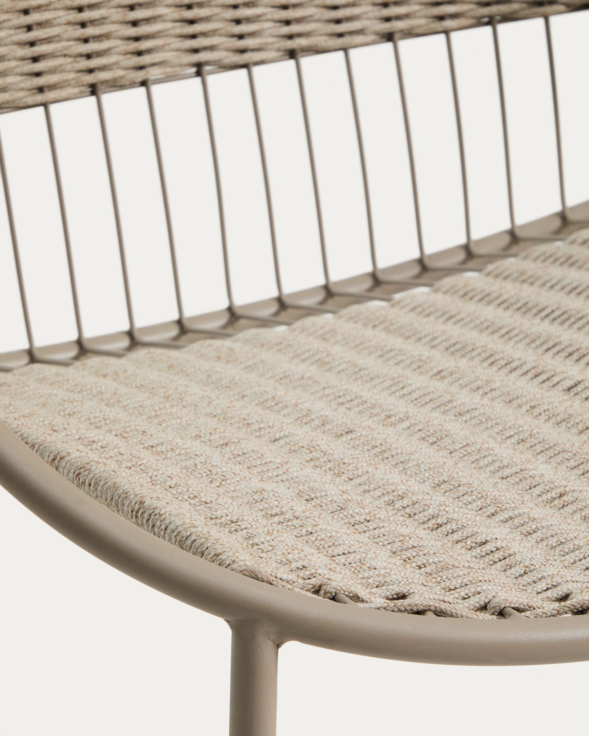 Stapelbarer Outdoor-Sessel Atrani in stilvollem Taupe, aus langlebigem verzinktem Stahl und strapazierfähigem Seil, perfekt für Garten und Terrasse.